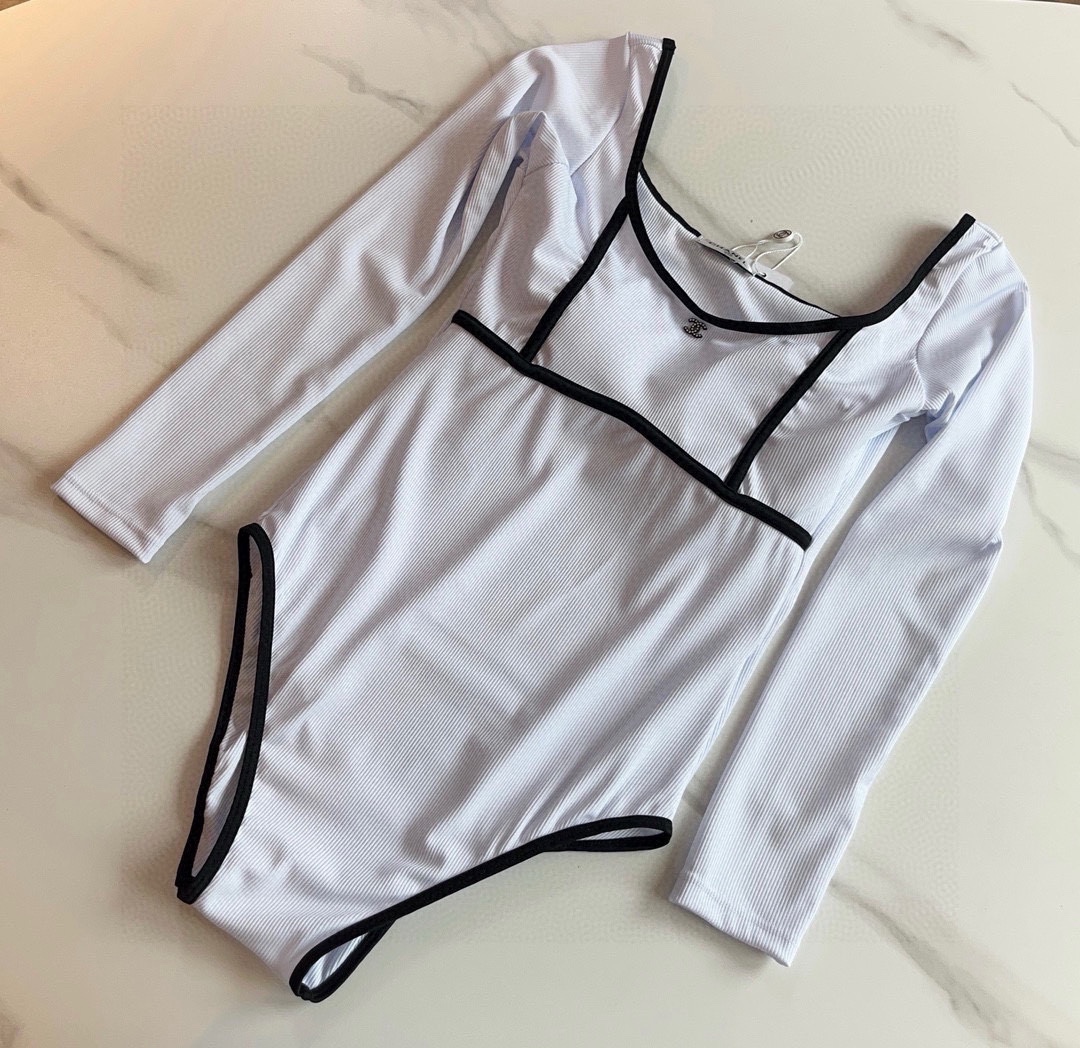 。
Chanel香奈儿连体泳衣👙❤️😍🥰适合多种场景的游泳衣🏊‍♀️海边 游泳池 温泉 水上乐园 漂流都