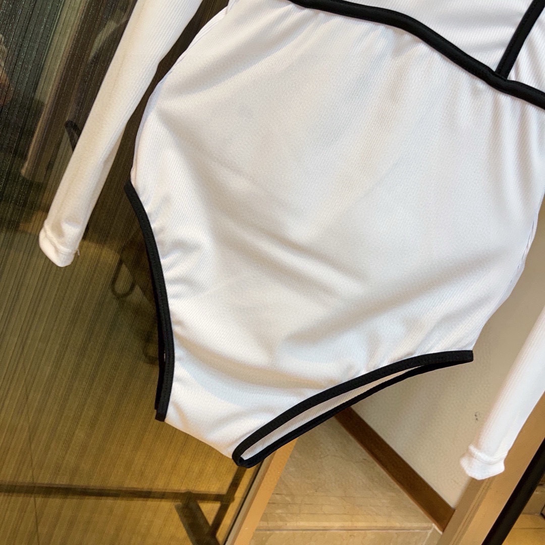 。
Chanel香奈儿连体泳衣👙❤️😍🥰适合多种场景的游泳衣🏊‍♀️海边 游泳池 温泉 水上乐园 漂流都