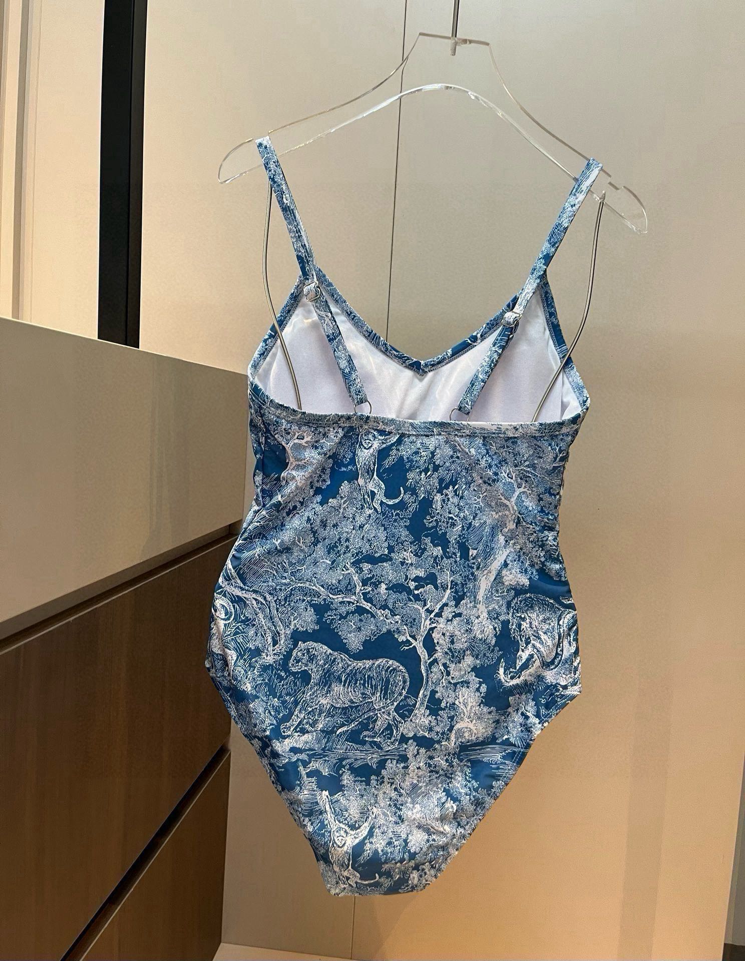 
Dior迪奥新款连体泳衣  😍🥰适合多种场景的游泳衣🏊‍♀️海边 游泳池 温泉 水上乐园 漂流都可以😌