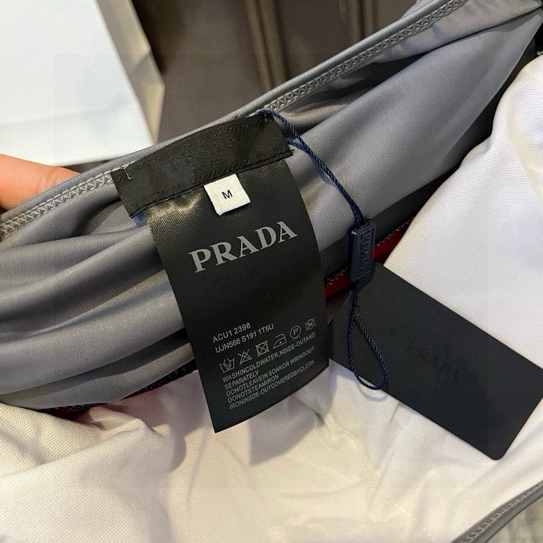 。
PRADA普拉达新款连体泳衣  😍🥰适合多种场景的游泳衣🏊‍♀️海边 游泳池 温泉 水上乐园 漂流都