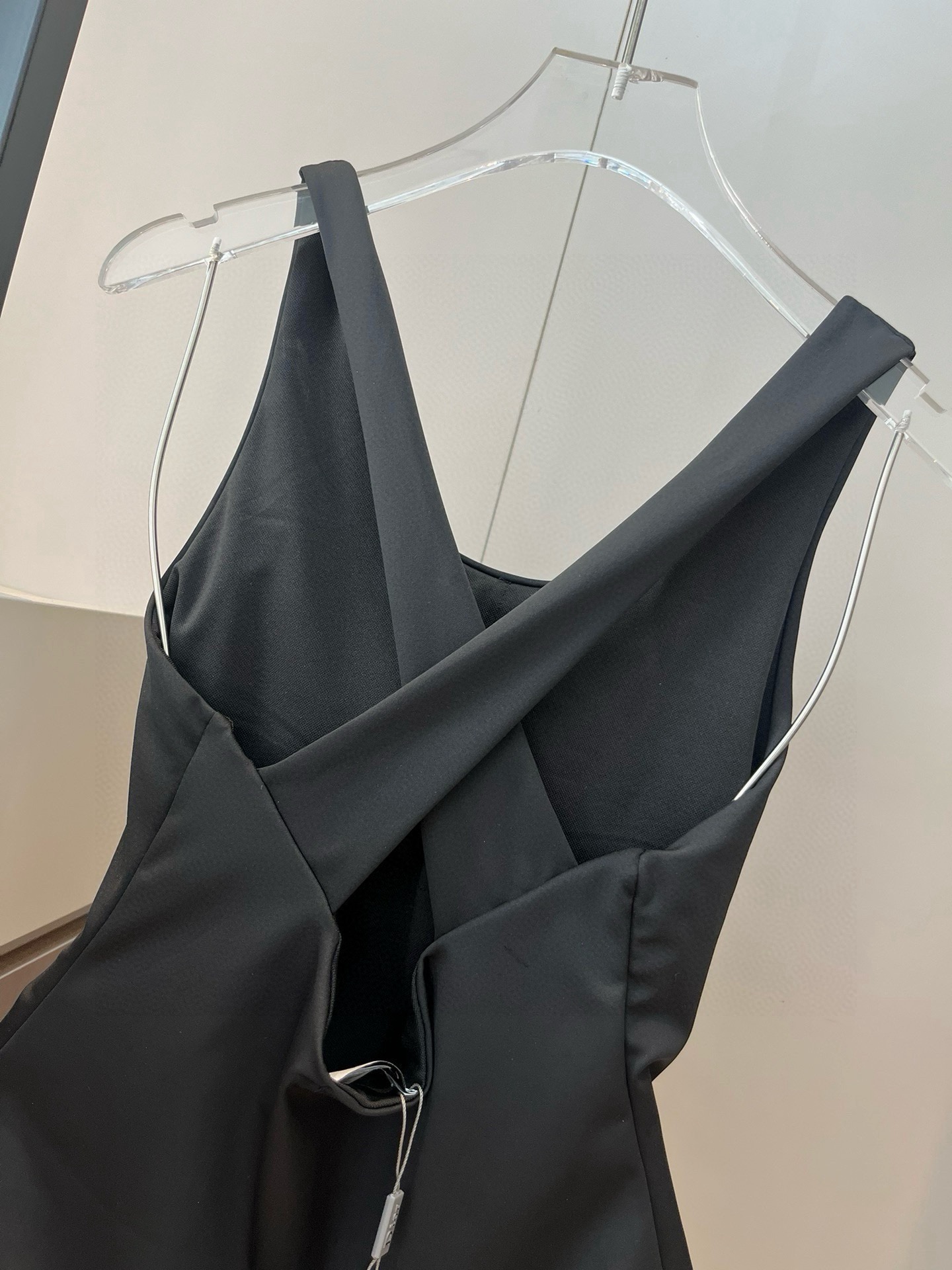 。
Dior 连体泳衣👙❤️😍🥰适合多种场景的游泳衣🏊‍♀️海边 游泳池 温泉 水上乐园 漂流都可以😌内