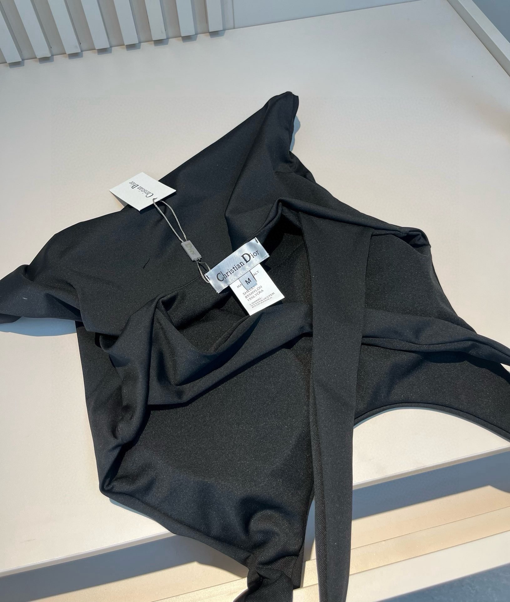 。
Dior 连体泳衣👙❤️😍🥰适合多种场景的游泳衣🏊‍♀️海边 游泳池 温泉 水上乐园 漂流都可以😌内