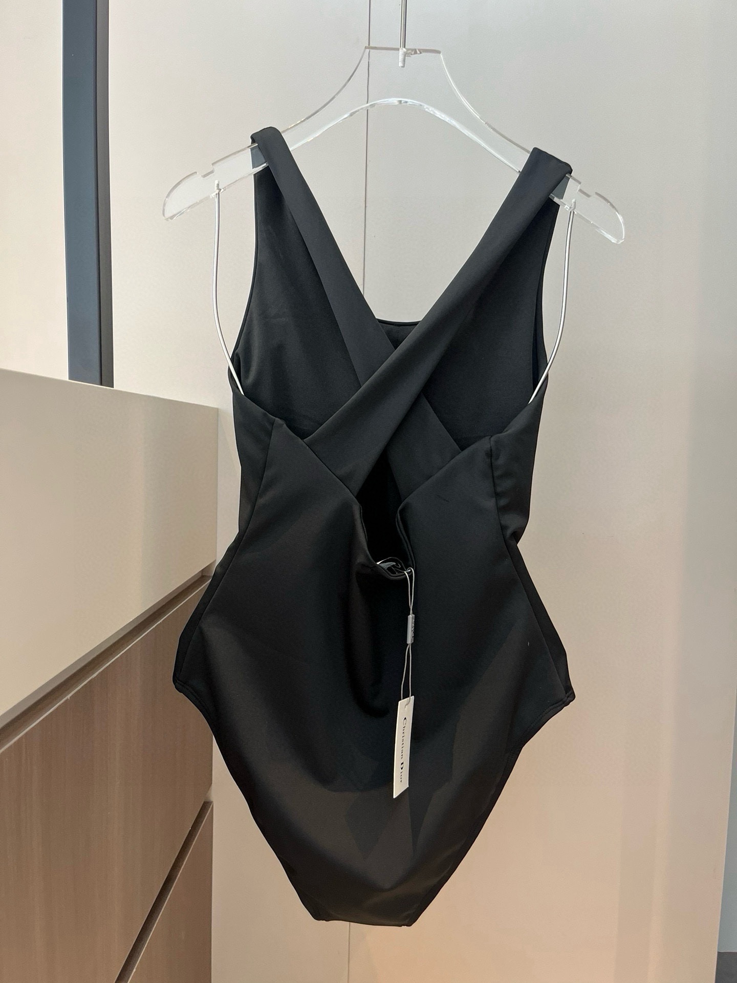 。
Dior 连体泳衣👙❤️😍🥰适合多种场景的游泳衣🏊‍♀️海边 游泳池 温泉 水上乐园 漂流都可以😌内