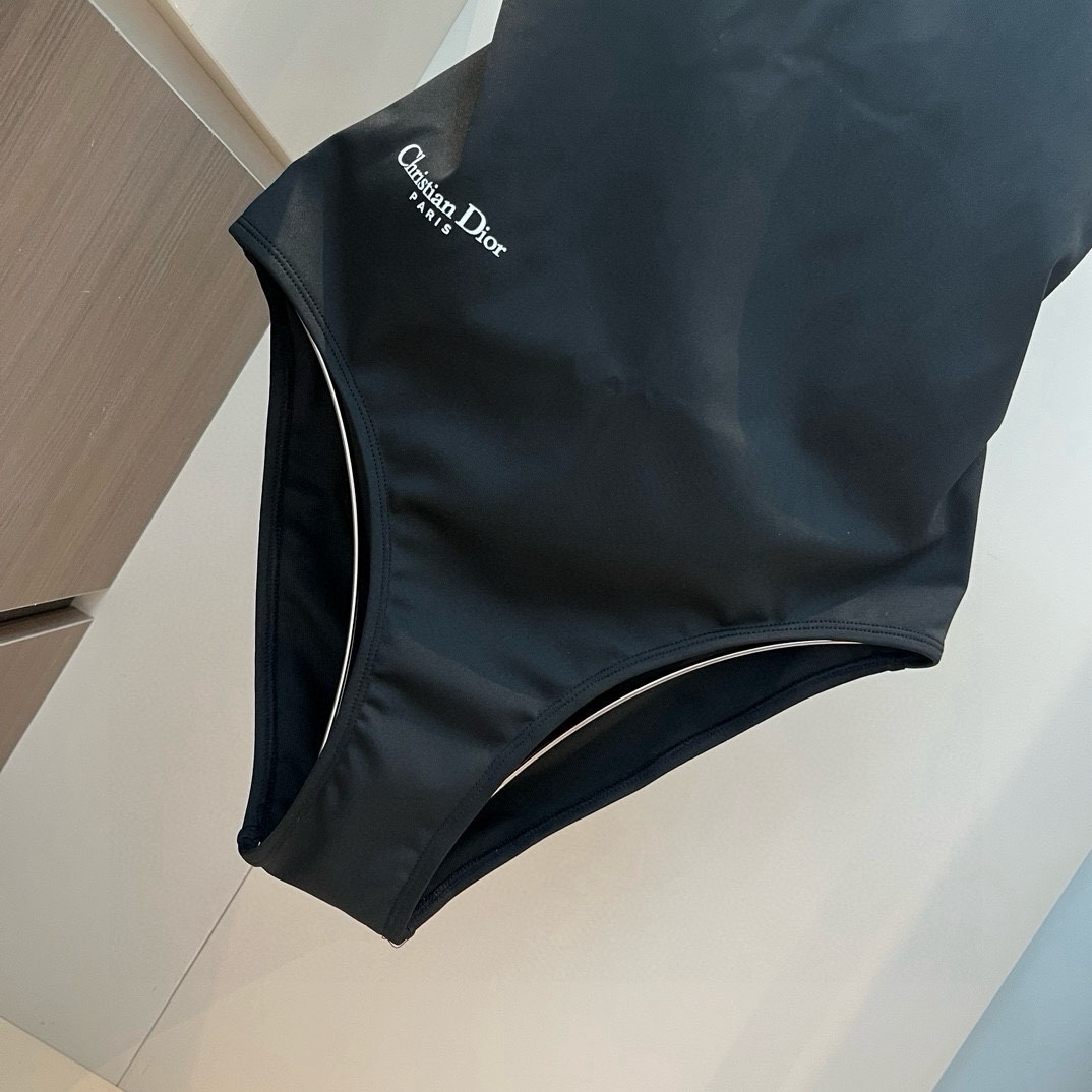 。
Dior 连体泳衣👙❤️😍🥰适合多种场景的游泳衣🏊‍♀️海边 游泳池 温泉 水上乐园 漂流都可以😌内