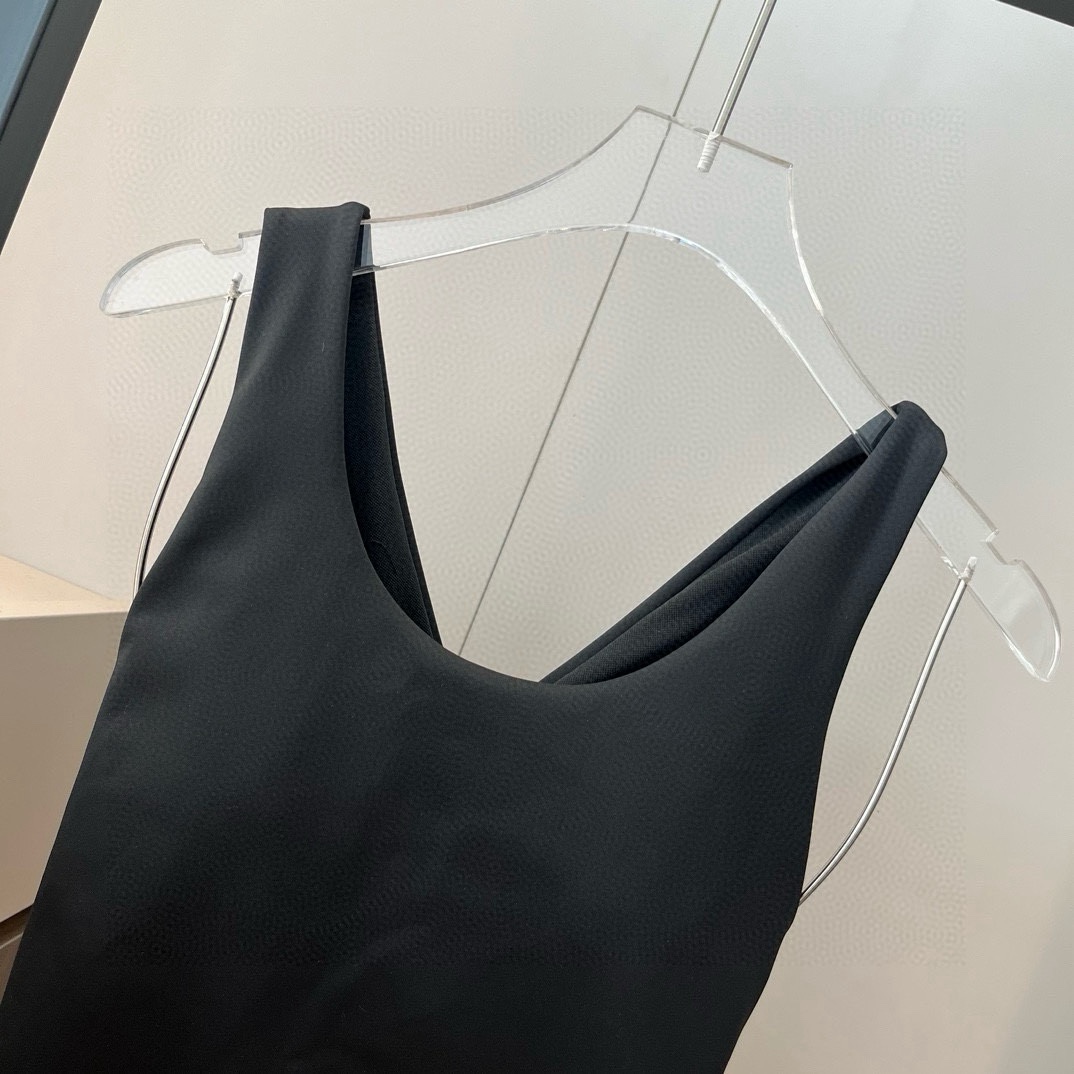 。
Dior 连体泳衣👙❤️😍🥰适合多种场景的游泳衣🏊‍♀️海边 游泳池 温泉 水上乐园 漂流都可以😌内