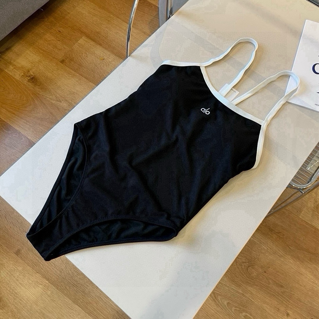 。
alo连体泳衣 😍🥰适合多种场景的游泳衣🏊‍♀️海边 游泳池 温泉 水上乐园 漂流都可以😌内搭也完全