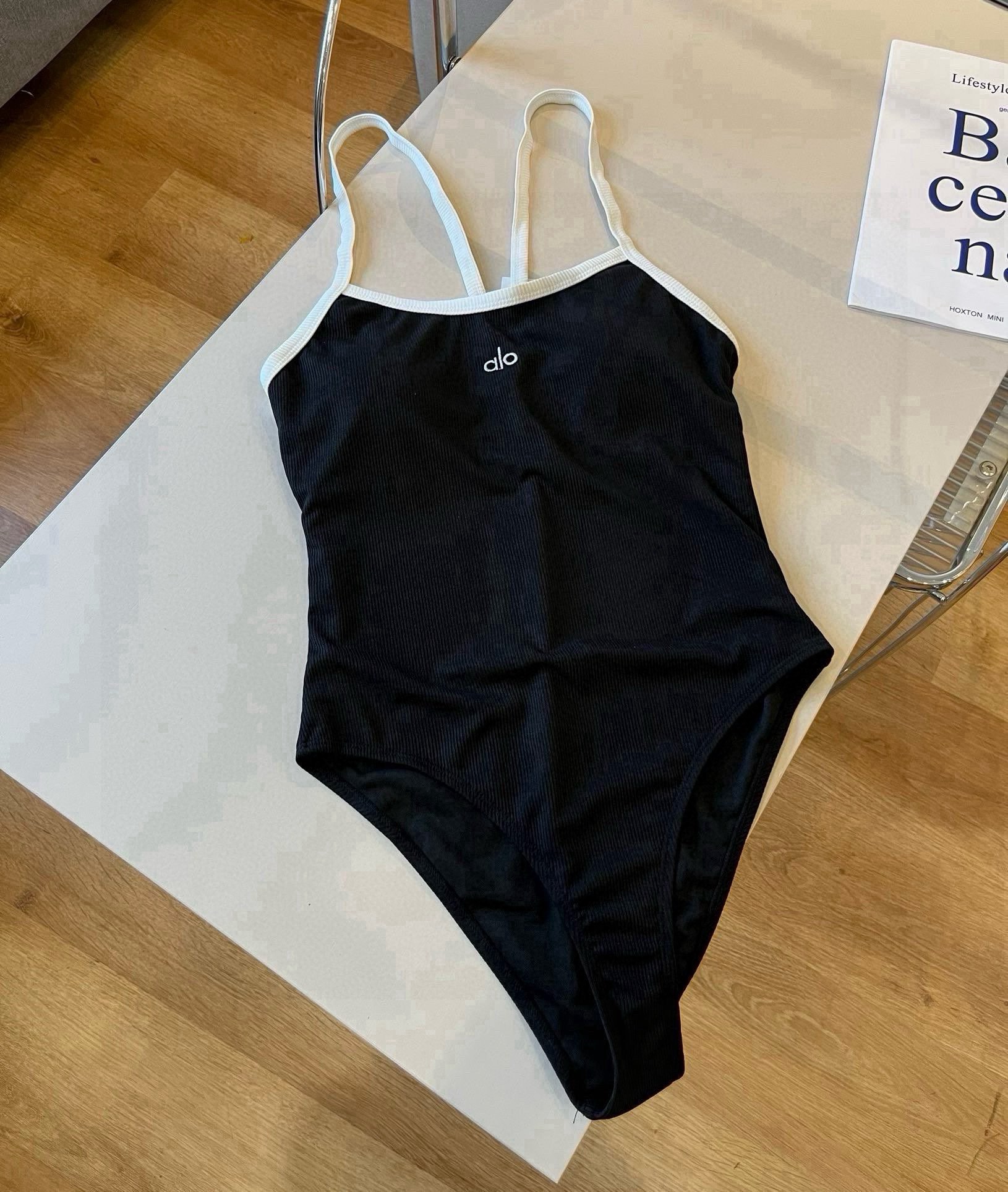 。
alo连体泳衣 😍🥰适合多种场景的游泳衣🏊‍♀️海边 游泳池 温泉 水上乐园 漂流都可以😌内搭也完全