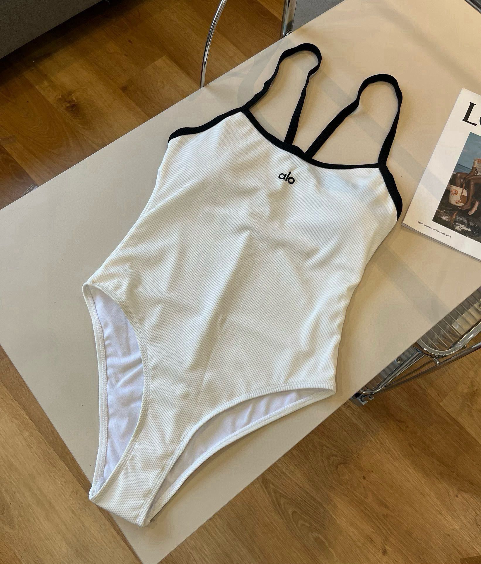 。
alo连体泳衣 😍🥰适合多种场景的游泳衣🏊‍♀️海边 游泳池 温泉 水上乐园 漂流都可以😌内搭也完全