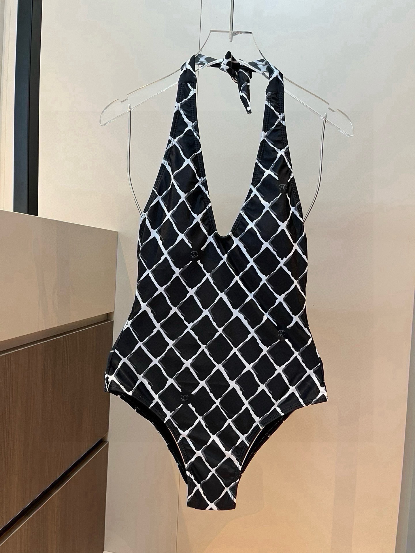 。
Chanel香奈儿新款连体泳衣  😍🥰适合多种场景的游泳衣🏊‍♀️海边 游泳池 温泉 水上乐园 漂流