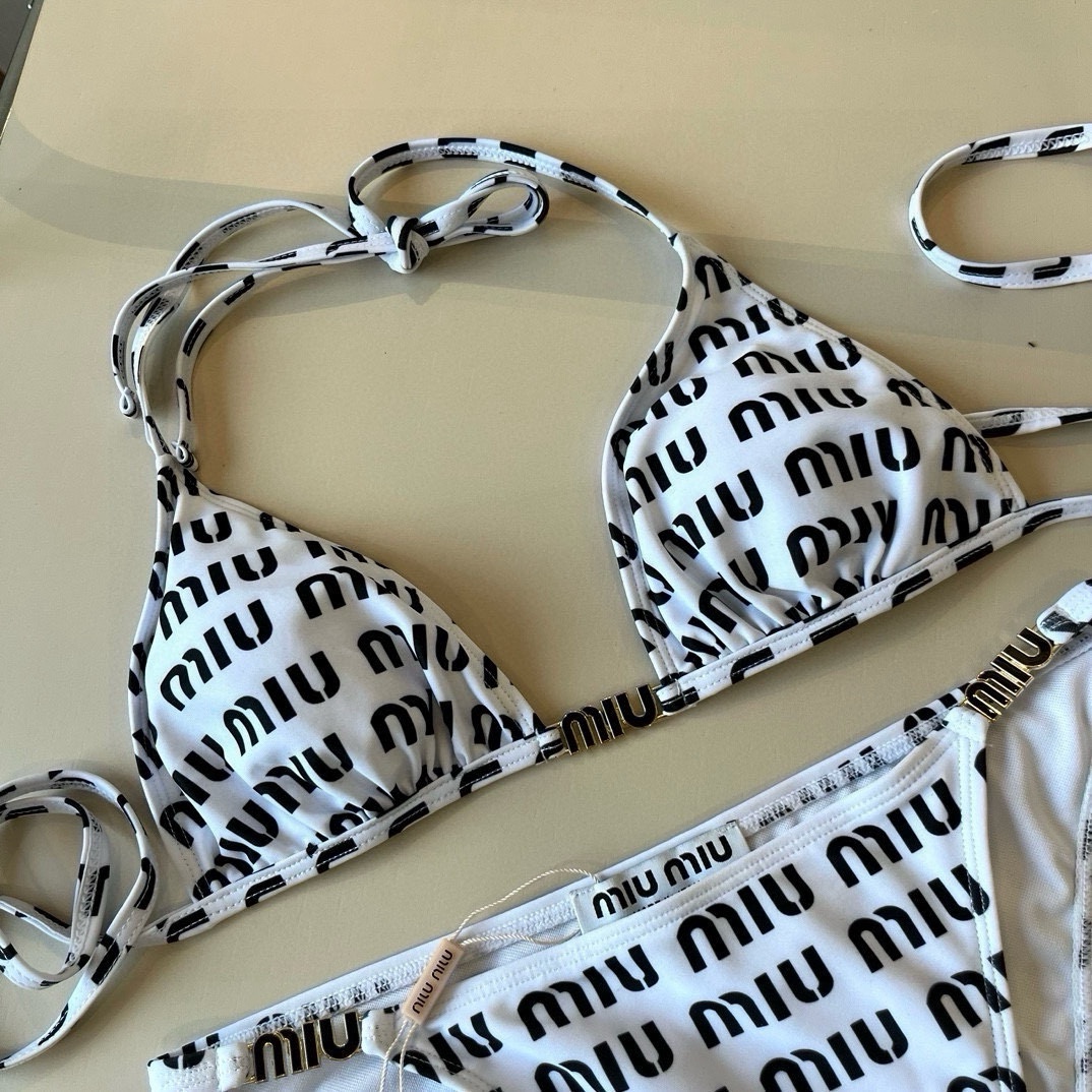 。
miumiu缪缪新款分体泳衣😍🥰适合多种场景的游泳衣🏊‍♀️海边 游泳池 温泉 水上乐园 漂流都可以