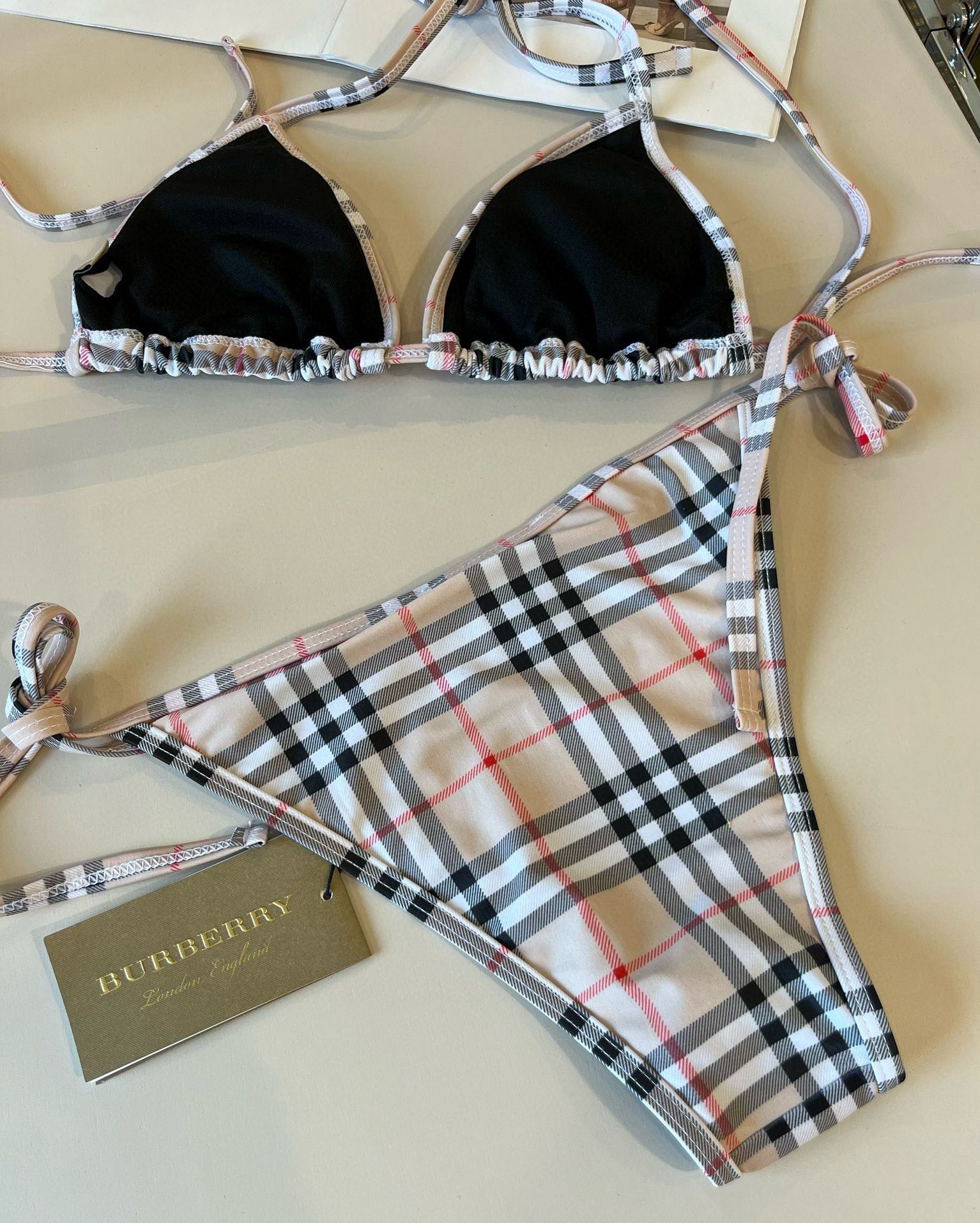 。


Burberry巴宝莉经典英伦格泳衣，实物实在太美了！拍不出来它的美😍谁穿谁美！很值得入手✋ S