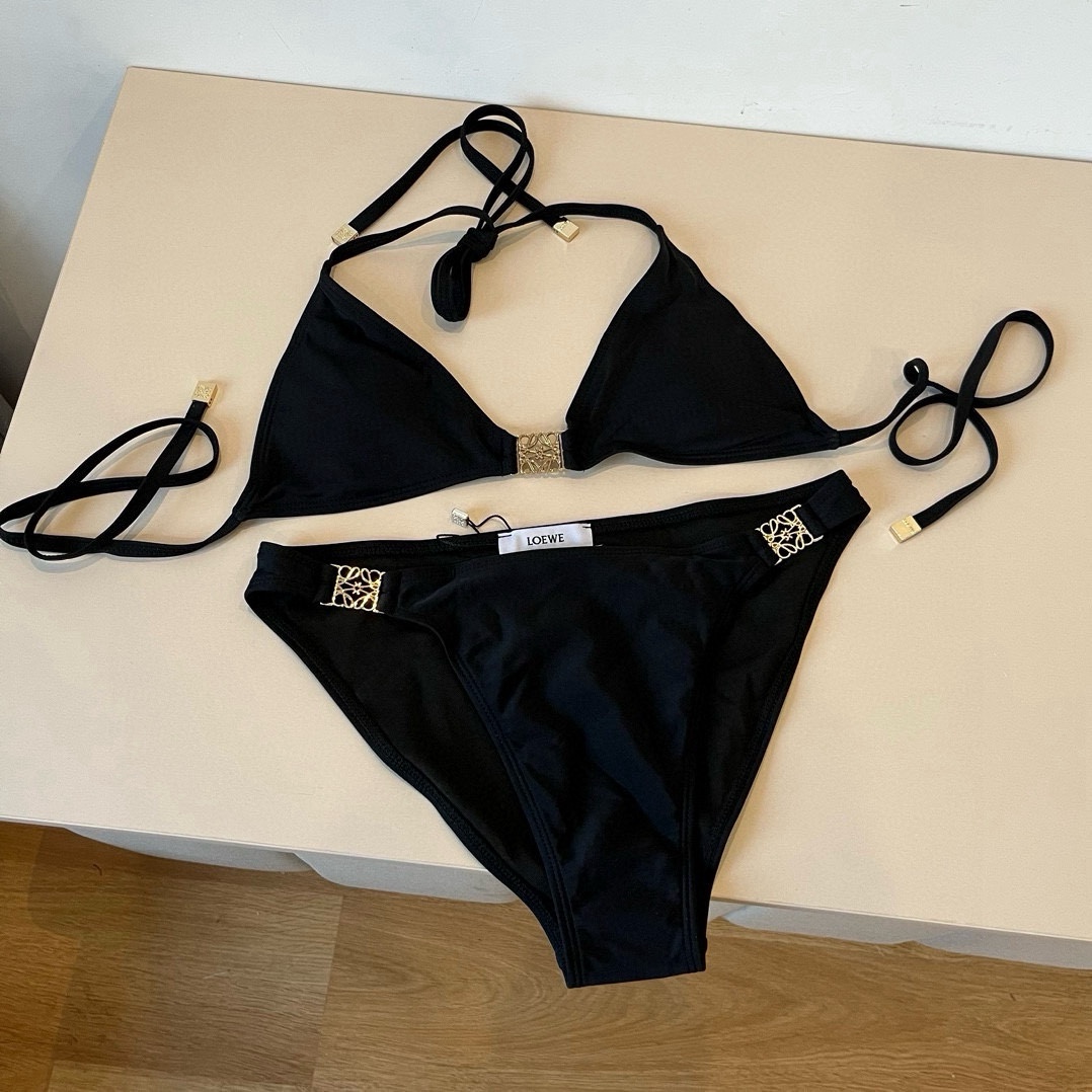 。
LOEWE罗意威 新款比基尼😍🥰适合多种场景的游泳衣🏊‍♀️海边 游泳池 温泉 水上乐园 漂流都可以