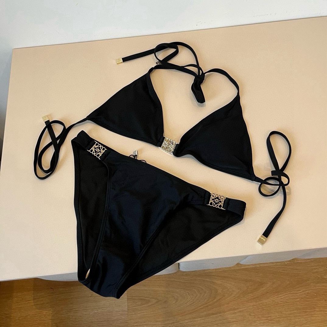 。
LOEWE罗意威 新款比基尼😍🥰适合多种场景的游泳衣🏊‍♀️海边 游泳池 温泉 水上乐园 漂流都可以