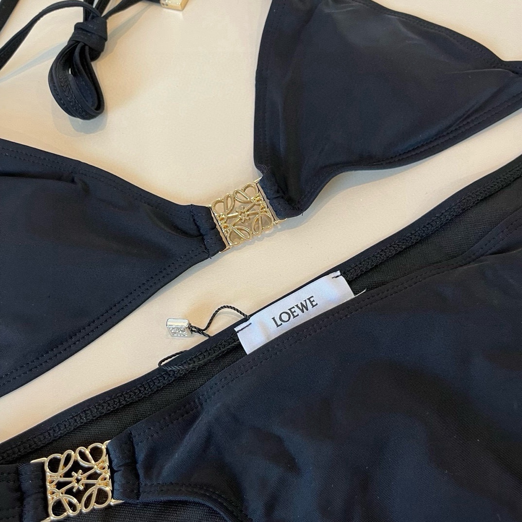 。
LOEWE罗意威 新款比基尼😍🥰适合多种场景的游泳衣🏊‍♀️海边 游泳池 温泉 水上乐园 漂流都可以
