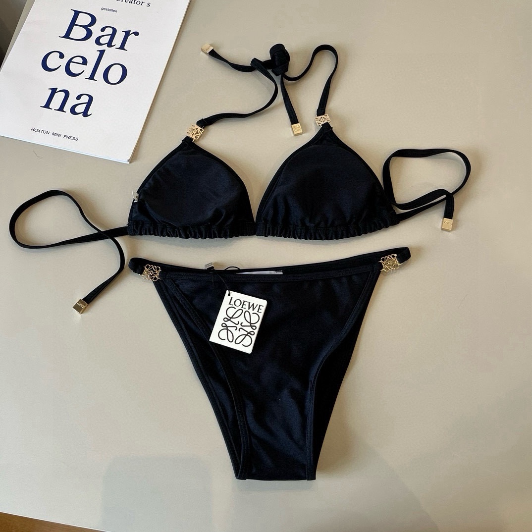 。
罗意威LOEWE新款比基尼泳衣👙❤️😍🥰适合多种场景的游泳衣🏊‍♀️海边 游泳池 温泉 水上乐园 漂