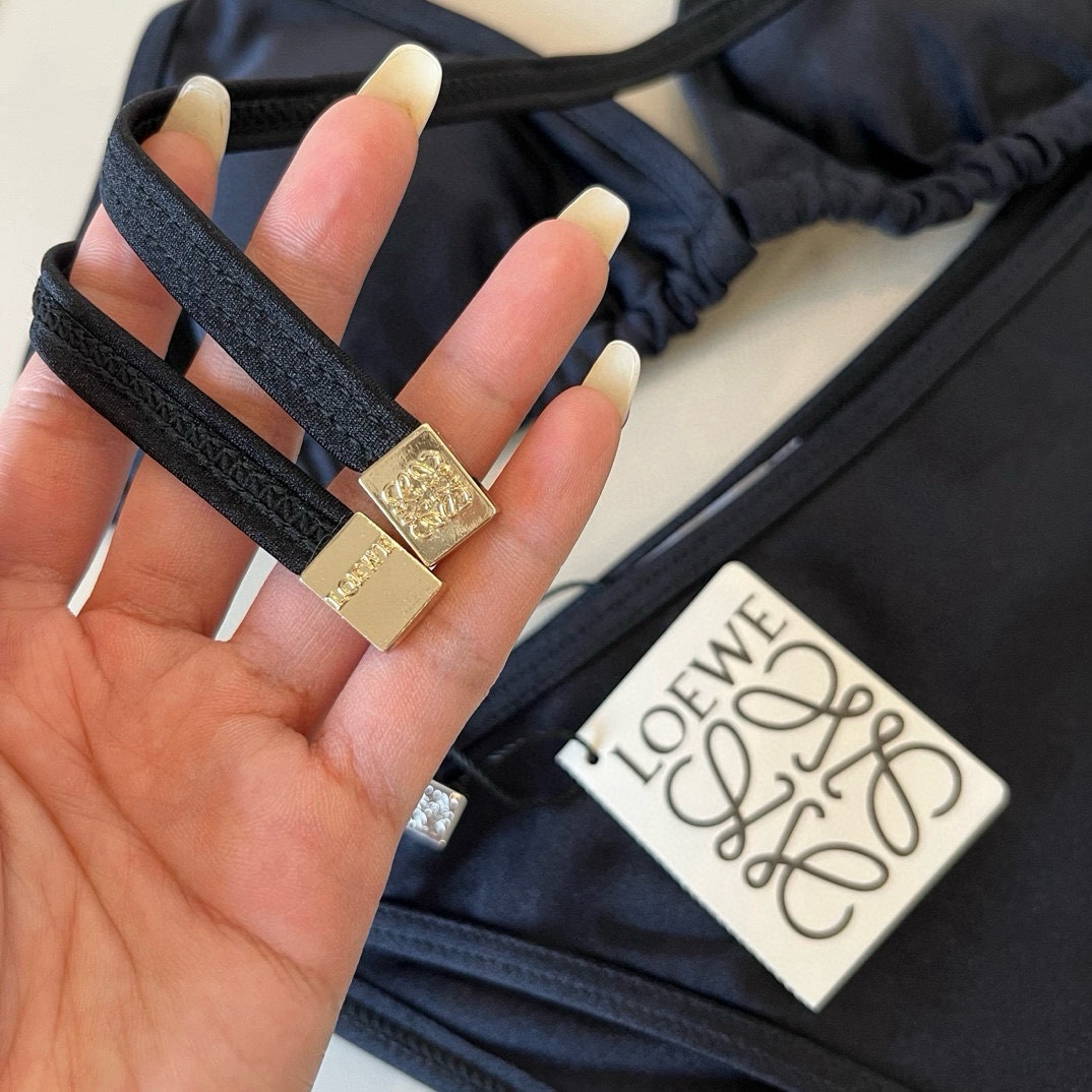 。
罗意威LOEWE新款比基尼泳衣👙❤️😍🥰适合多种场景的游泳衣🏊‍♀️海边 游泳池 温泉 水上乐园 漂