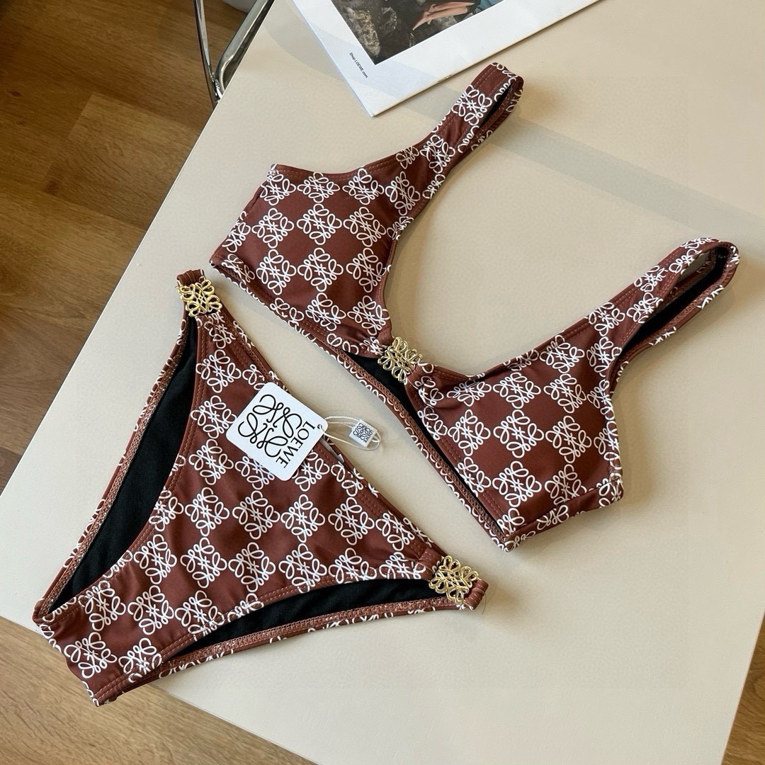 。
LOEWE罗意威 新款比基尼😍🥰适合多种场景的游泳衣🏊‍♀️海边 游泳池 温泉 水上乐园 漂流都可以