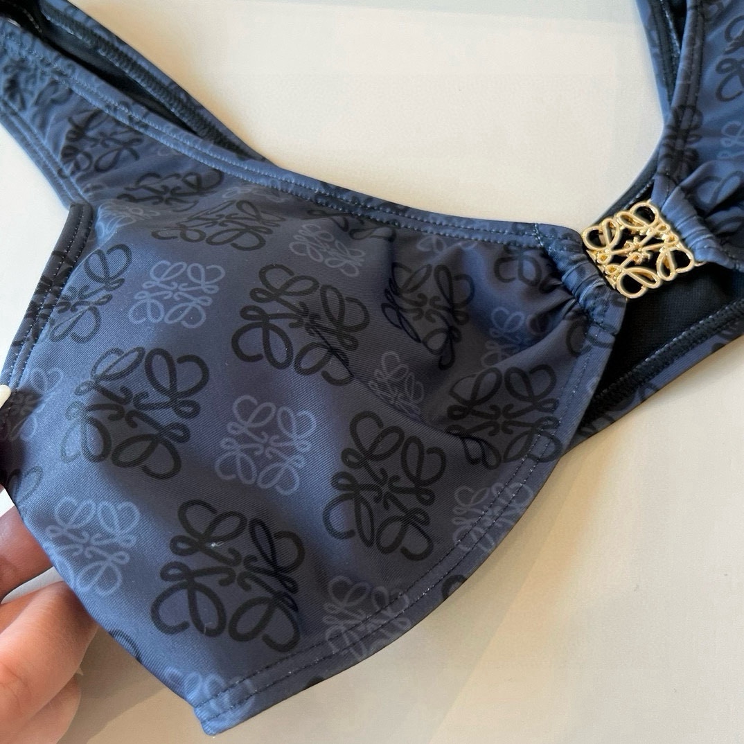 。
LOEWE罗意威 新款比基尼😍🥰适合多种场景的游泳衣🏊‍♀️海边 游泳池 温泉 水上乐园 漂流都可以