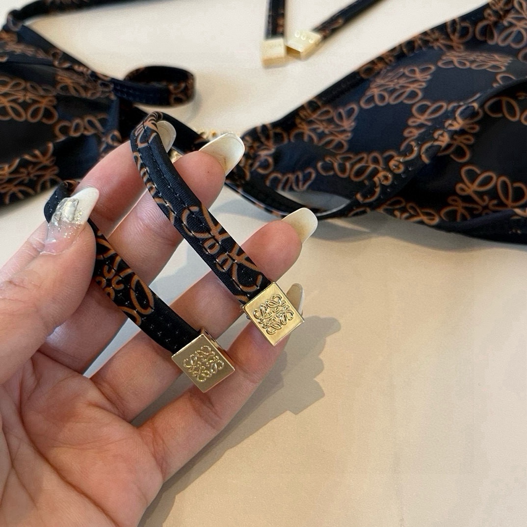 。
LOEWE罗意威 新款比基尼😍🥰适合多种场景的游泳衣🏊‍♀️海边 游泳池 温泉 水上乐园 漂流都可以