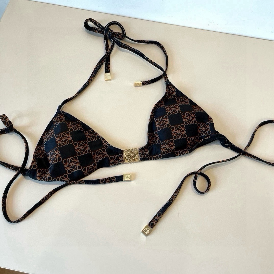 。
LOEWE罗意威 新款比基尼😍🥰适合多种场景的游泳衣🏊‍♀️海边 游泳池 温泉 水上乐园 漂流都可以