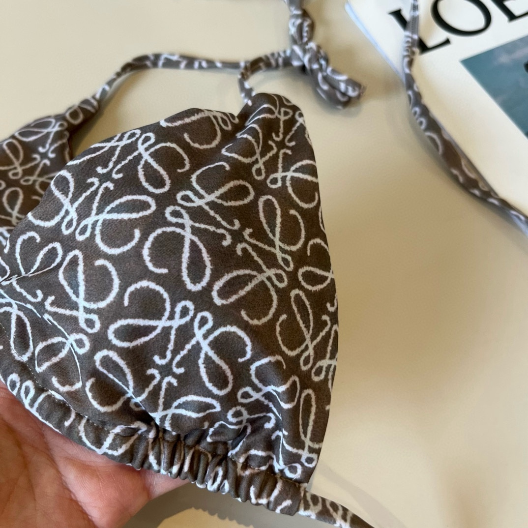 。
罗意威LOEWE新款比基尼泳衣👙❤️😍🥰适合多种场景的游泳衣🏊‍♀️海边 游泳池 温泉 水上乐园 漂