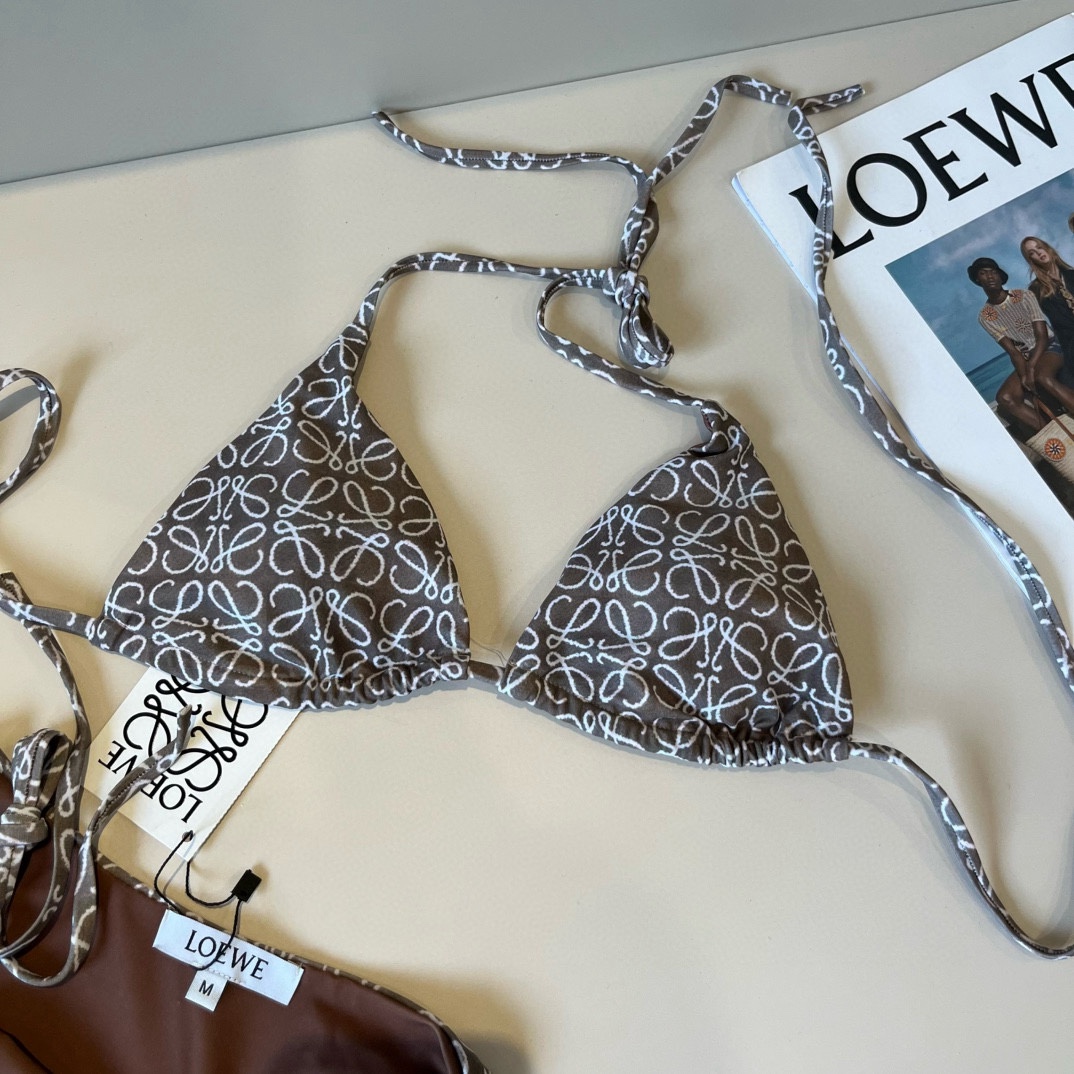 。
罗意威LOEWE新款比基尼泳衣👙❤️😍🥰适合多种场景的游泳衣🏊‍♀️海边 游泳池 温泉 水上乐园 漂