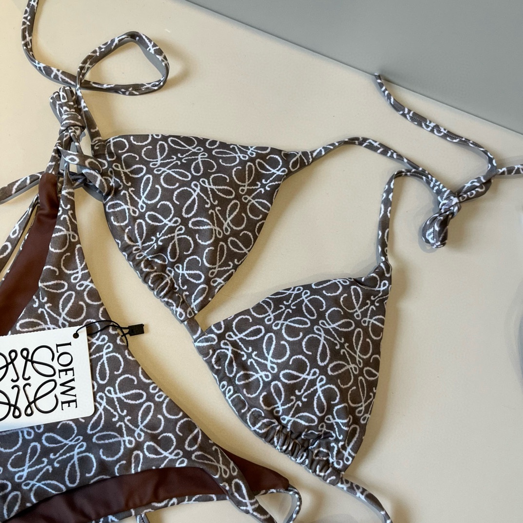 。
罗意威LOEWE新款比基尼泳衣👙❤️😍🥰适合多种场景的游泳衣🏊‍♀️海边 游泳池 温泉 水上乐园 漂