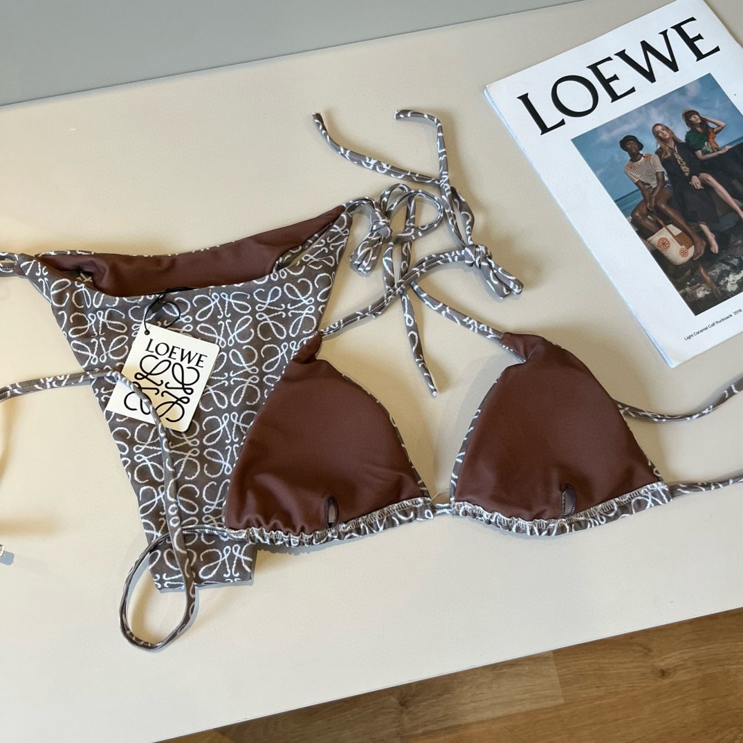 。
罗意威LOEWE新款比基尼泳衣👙❤️😍🥰适合多种场景的游泳衣🏊‍♀️海边 游泳池 温泉 水上乐园 漂