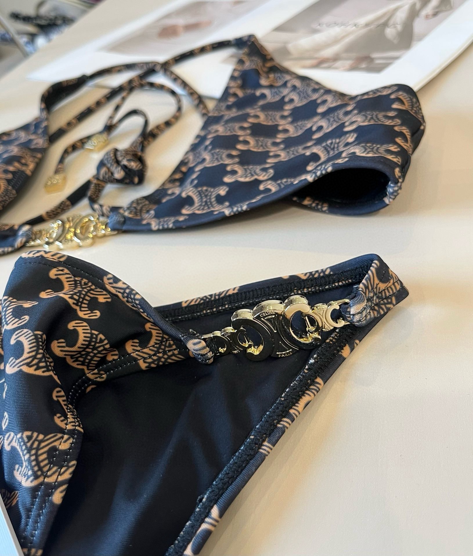 。
LOEWE罗意威 新款比基尼😍🥰适合多种场景的游泳衣🏊‍♀️海边 游泳池 温泉 水上乐园 漂流都可以