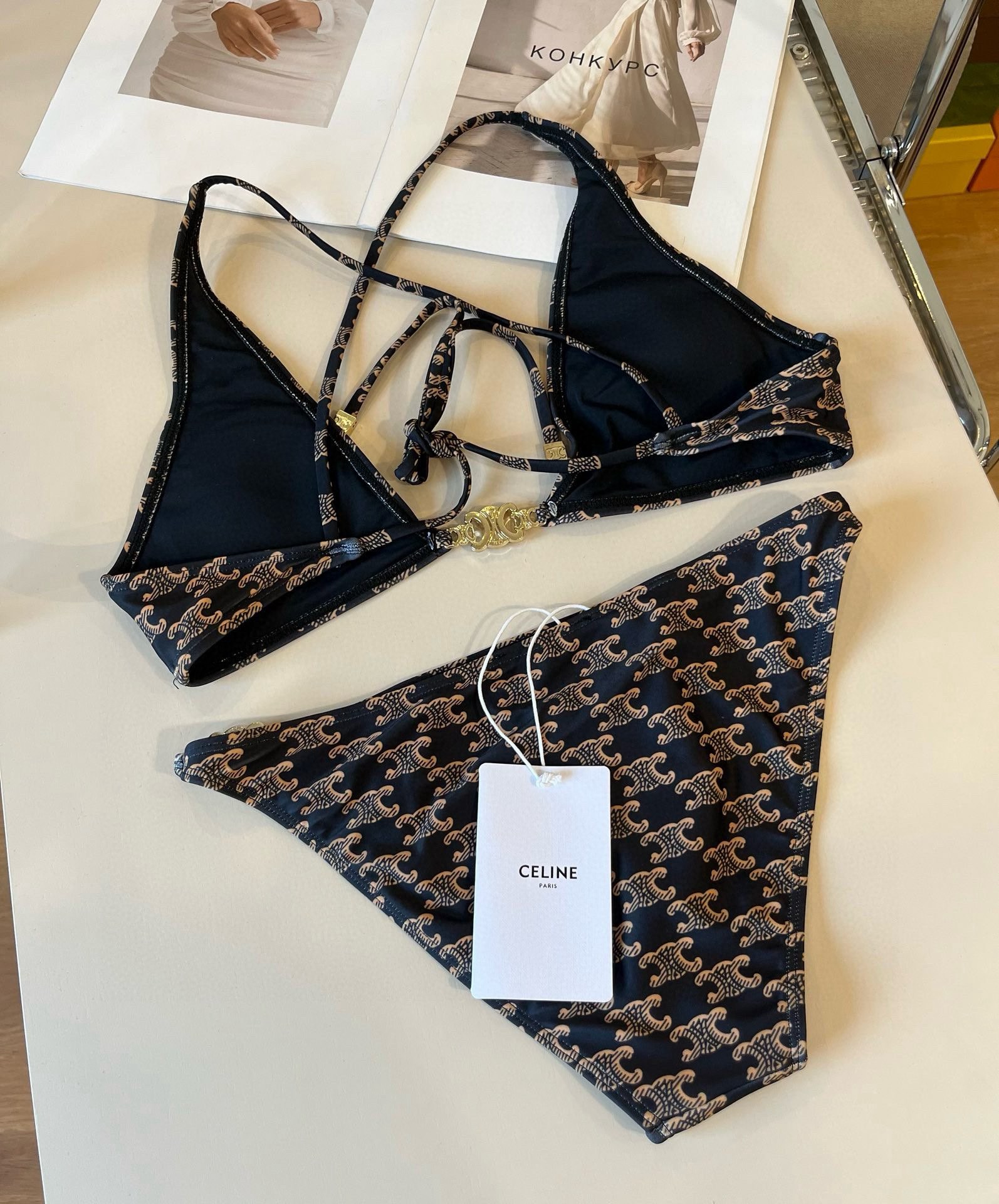 。
LOEWE罗意威 新款比基尼😍🥰适合多种场景的游泳衣🏊‍♀️海边 游泳池 温泉 水上乐园 漂流都可以