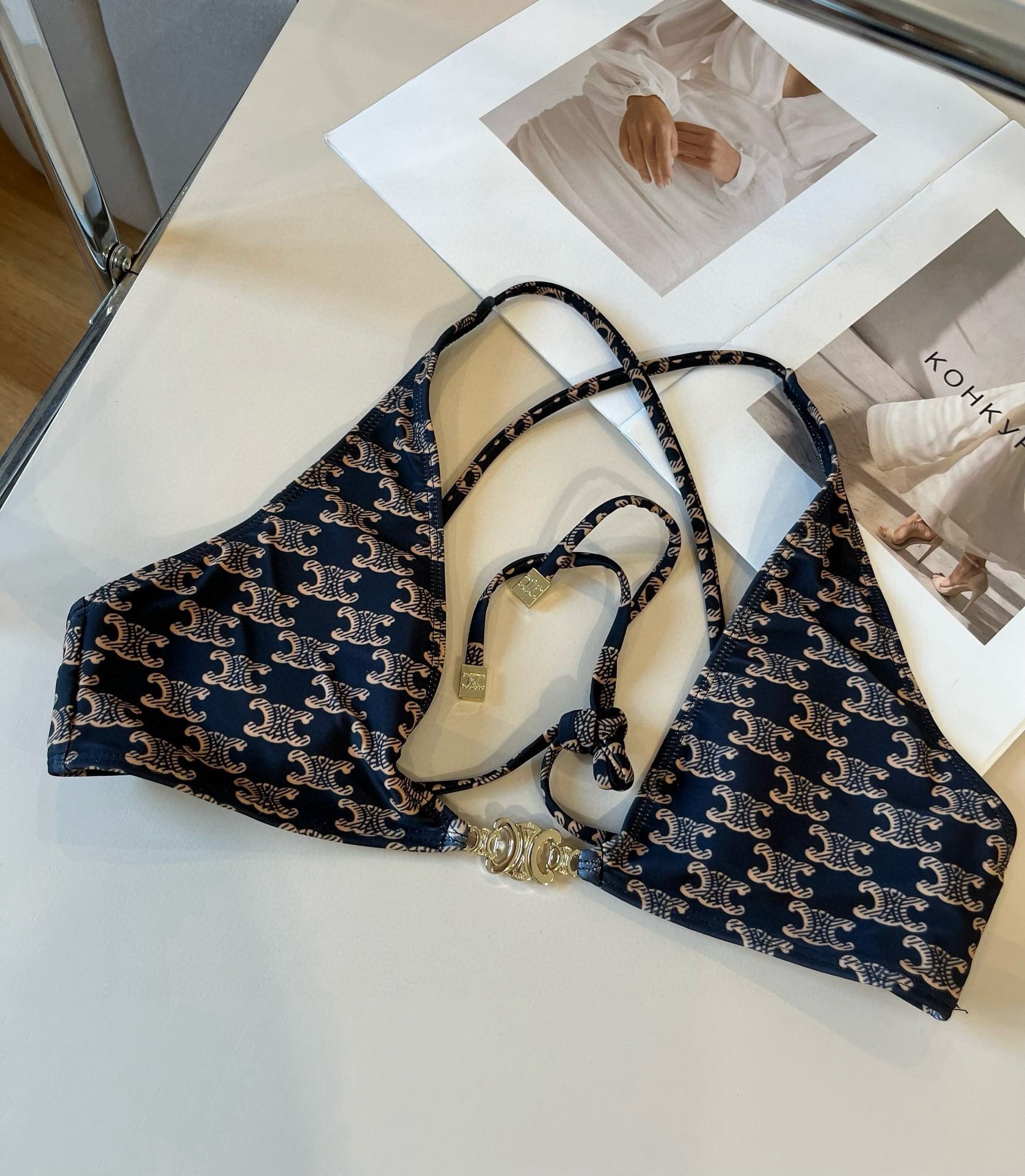。
LOEWE罗意威 新款比基尼😍🥰适合多种场景的游泳衣🏊‍♀️海边 游泳池 温泉 水上乐园 漂流都可以