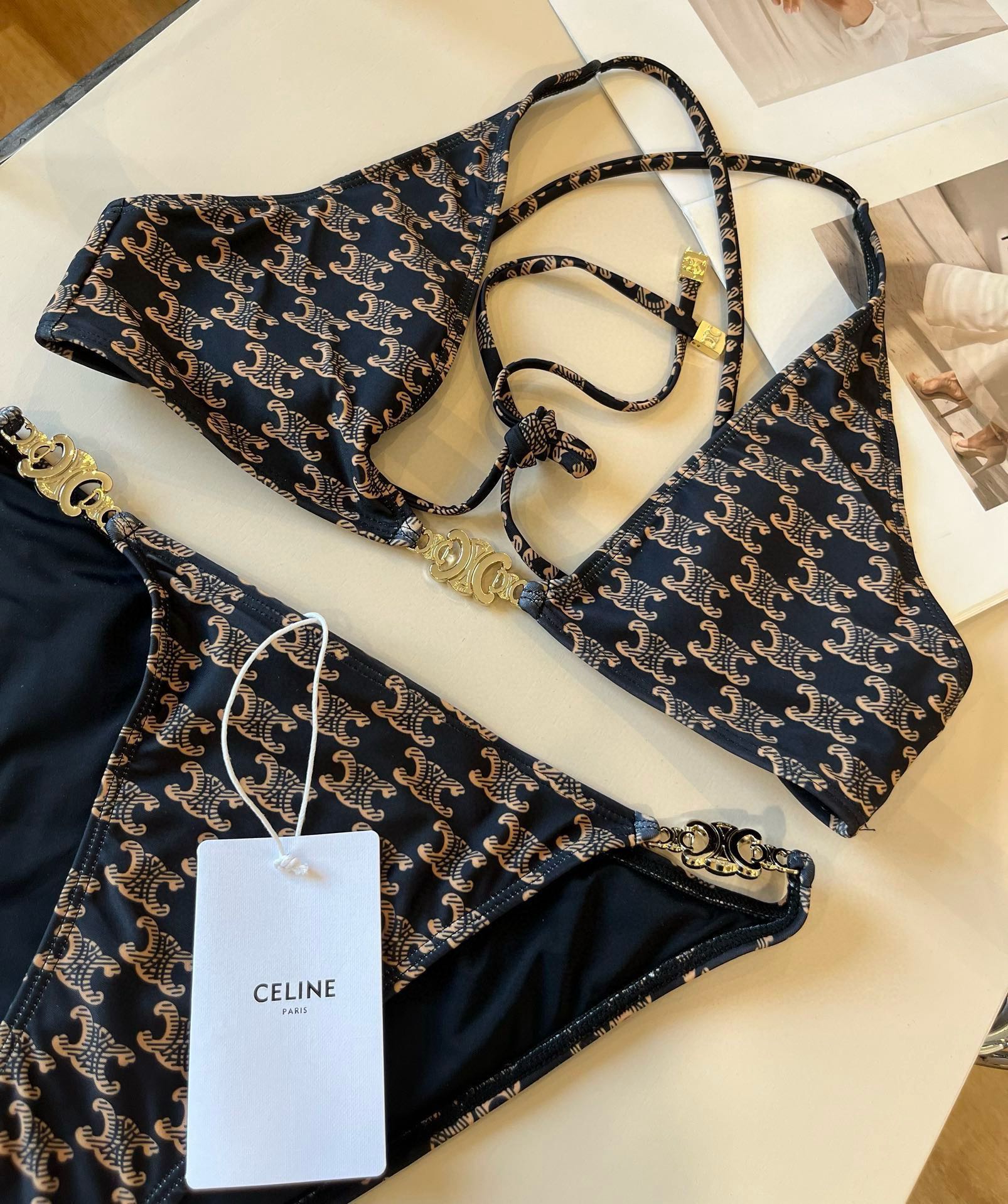 。
LOEWE罗意威 新款比基尼😍🥰适合多种场景的游泳衣🏊‍♀️海边 游泳池 温泉 水上乐园 漂流都可以