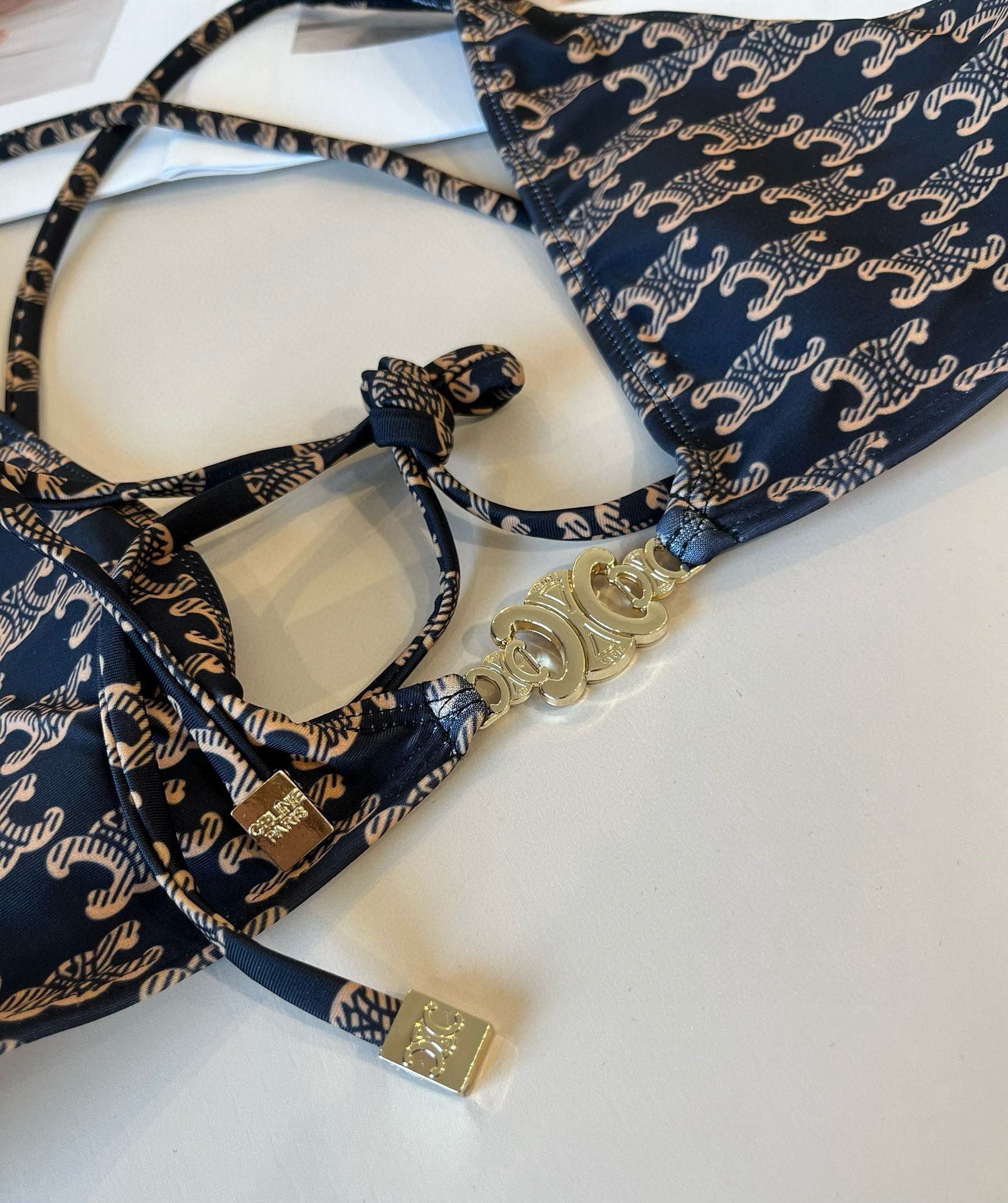 。
LOEWE罗意威 新款比基尼😍🥰适合多种场景的游泳衣🏊‍♀️海边 游泳池 温泉 水上乐园 漂流都可以
