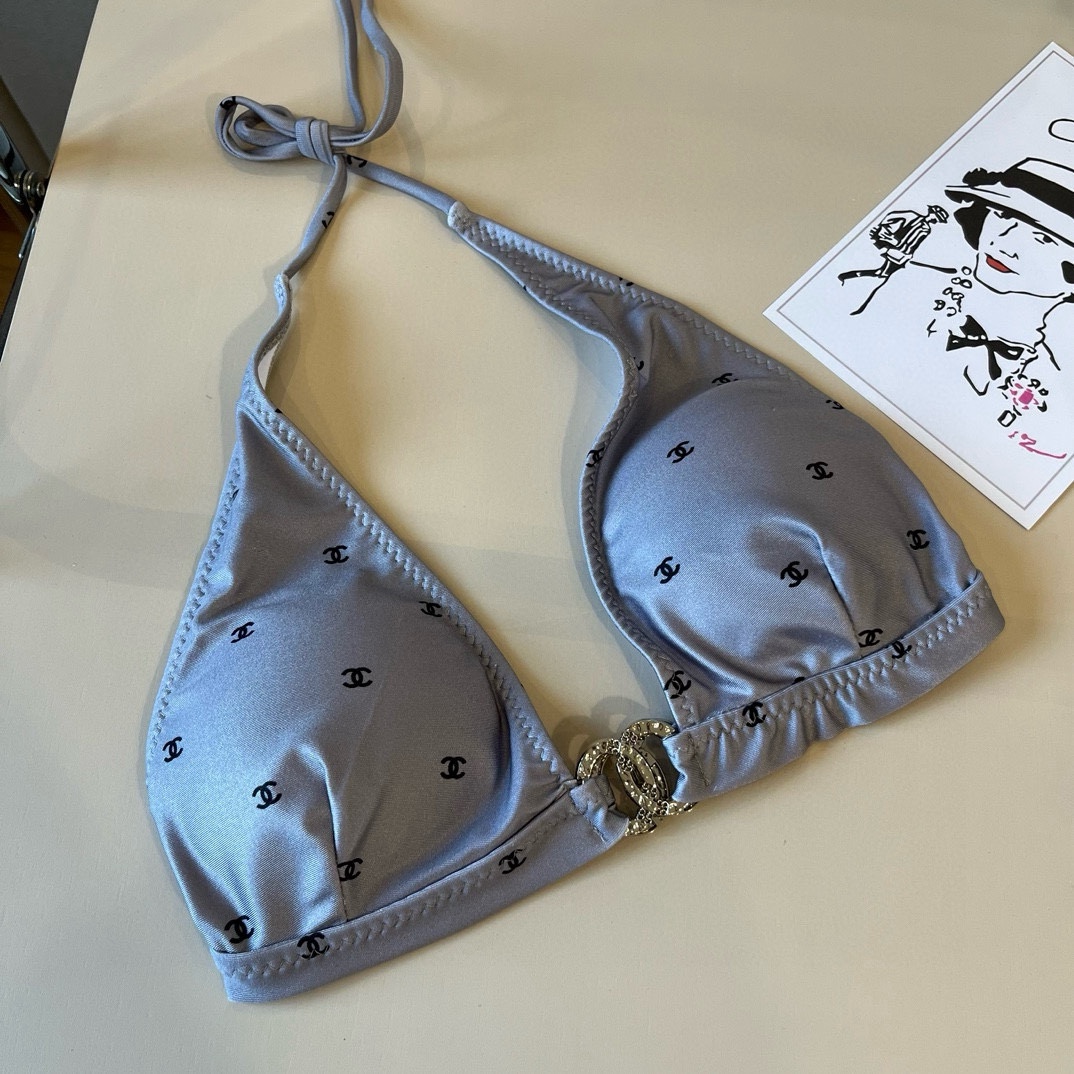 。
Chanel比基尼泳衣  😍🥰适合多种场景的游泳衣🏊‍♀️海边 游泳池 温泉 水上乐园 漂流都可以😌