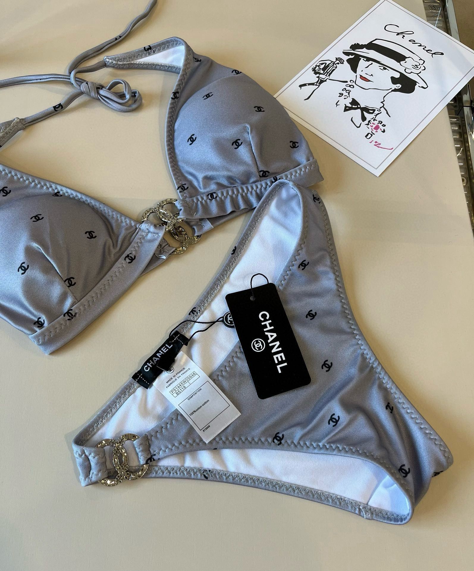 。
Chanel比基尼泳衣  😍🥰适合多种场景的游泳衣🏊‍♀️海边 游泳池 温泉 水上乐园 漂流都可以😌