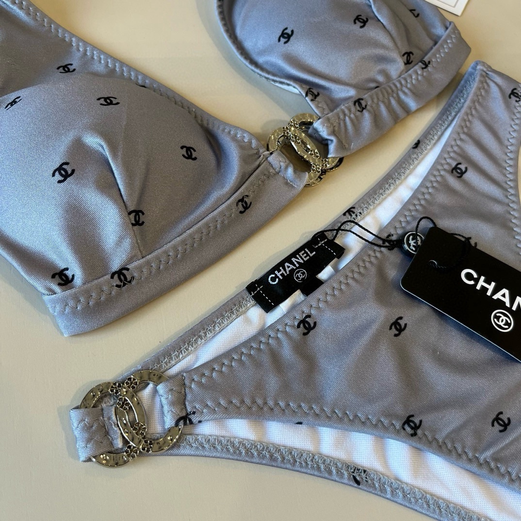 。
Chanel比基尼泳衣  😍🥰适合多种场景的游泳衣🏊‍♀️海边 游泳池 温泉 水上乐园 漂流都可以😌