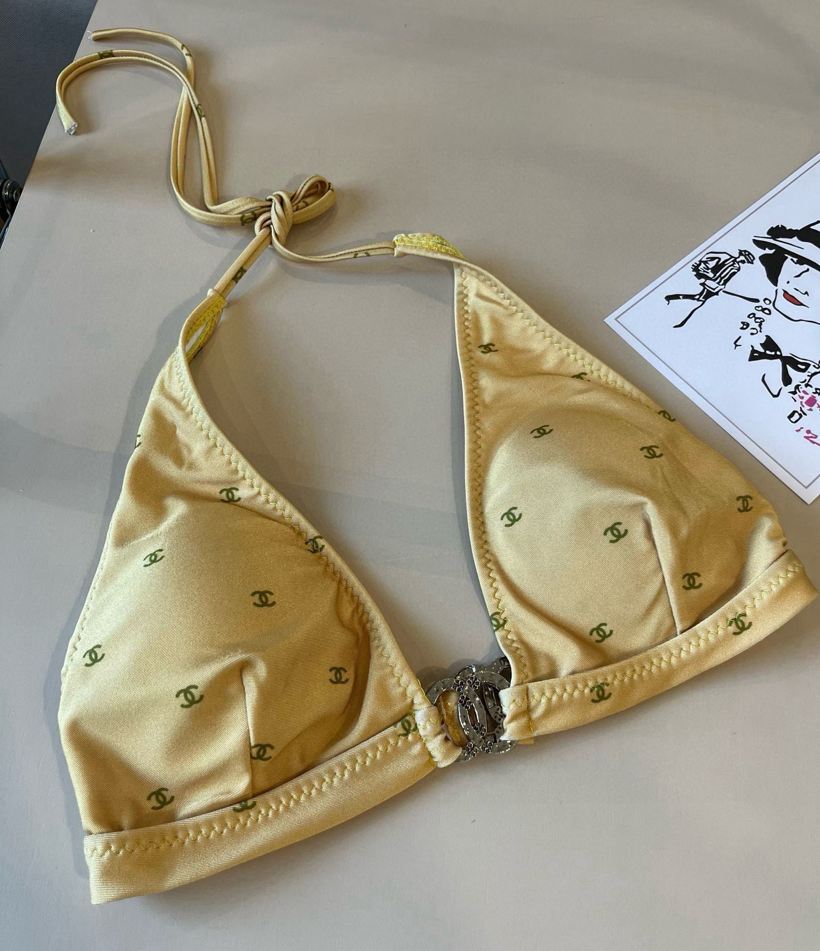 。
Chanel比基尼泳衣  😍🥰适合多种场景的游泳衣🏊‍♀️海边 游泳池 温泉 水上乐园 漂流都可以😌