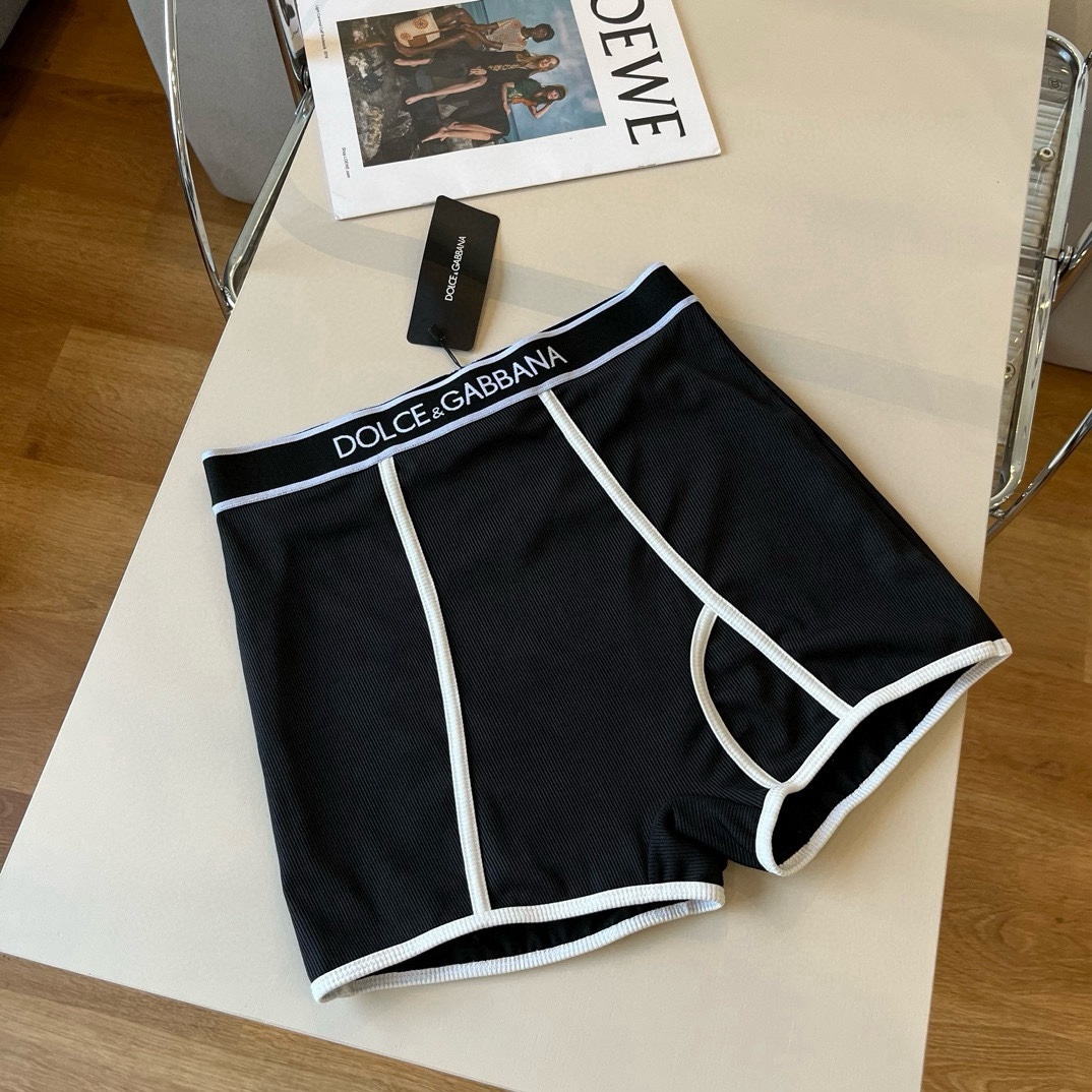 。
D&G杜嘉班纳新款分体泳衣😍🥰适合多种场景的游泳衣🏊‍♀️海边 游泳池 温泉 水上乐园 漂流都可以😌
