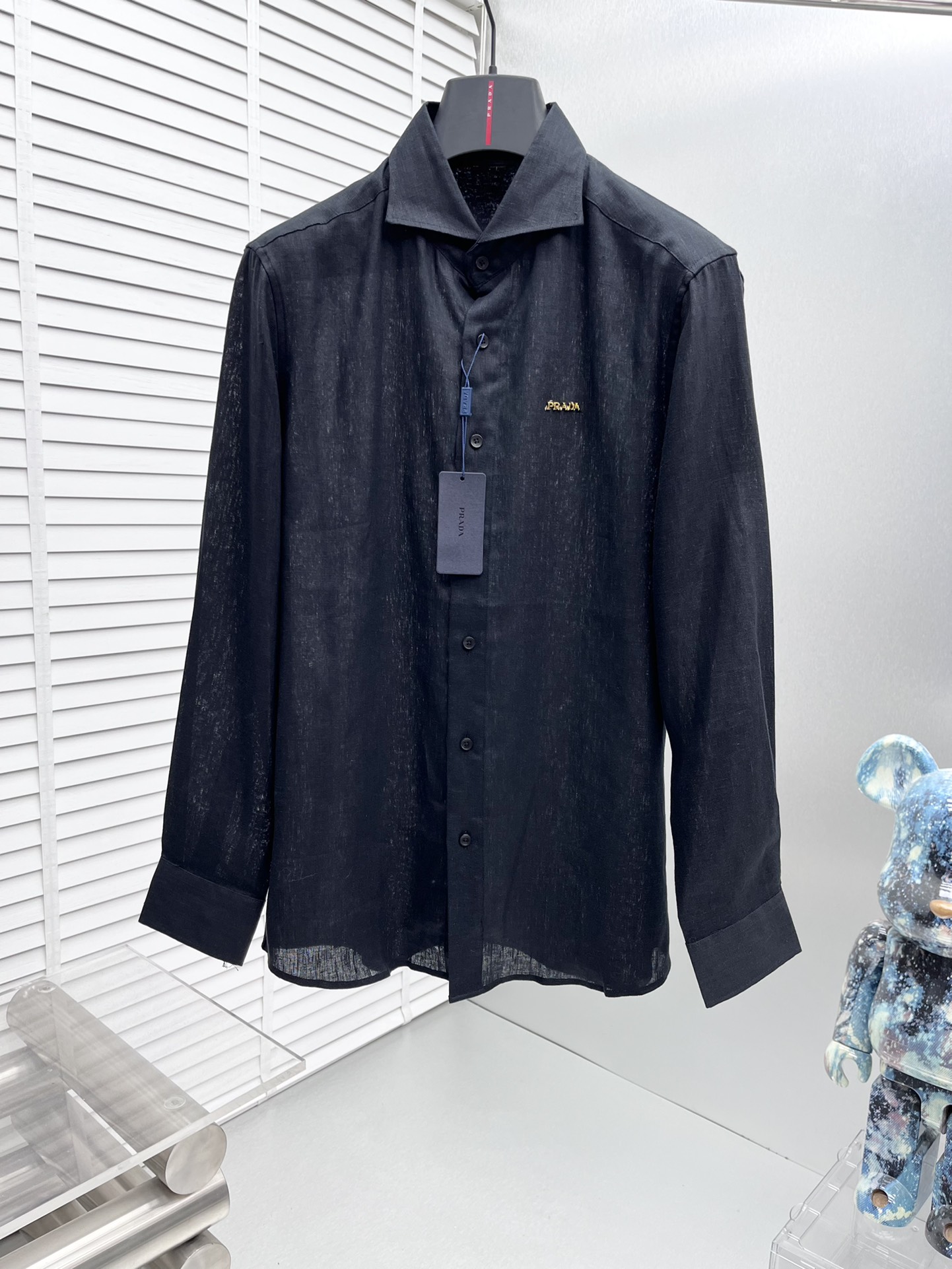 NO:521030,Prad* 2025 new men's shirt, business casual slim shirt!  Proper business and leisure!  Urban business style!  The style and tailoring of the shirt is even more delicate and plastic, and does not require too much primary color decoration. For men, it is their own charm!  Built with imported organic cotton, the style is more crisp and natural, with extremely comfortable touch and excellent fit!  Size M-3xl, prada,shirts,alexander wang19860909Prad* 2025新款男士衬衫,商务休闲修身款衬衣！ 宜商务 宜休闲！都市商务气质款！ 衬衫的版型剪裁更是精剪塑性,不需要过多的原色装饰,对于男士来说极简便是自身魅力！ 客供进口有机棉打造,更显版型的挺括自然,触感极为舒适,贴身性能绝佳！ 尺码M-3xl,,prada,shirts,alexander wang,Men's clothing