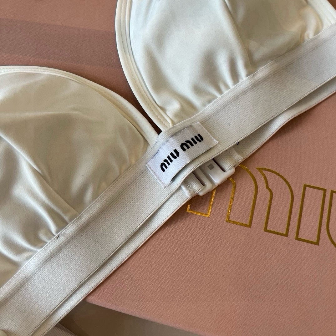 。

miumiu缪缪分体套装新款分体泳衣😍🥰适合多种场景的游泳衣🏊‍♀️海边 游泳池 温泉 水上乐园 