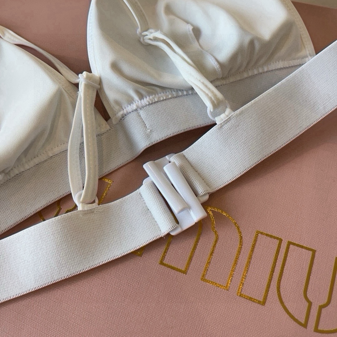 。

miumiu缪缪分体套装新款分体泳衣😍🥰适合多种场景的游泳衣🏊‍♀️海边 游泳池 温泉 水上乐园 