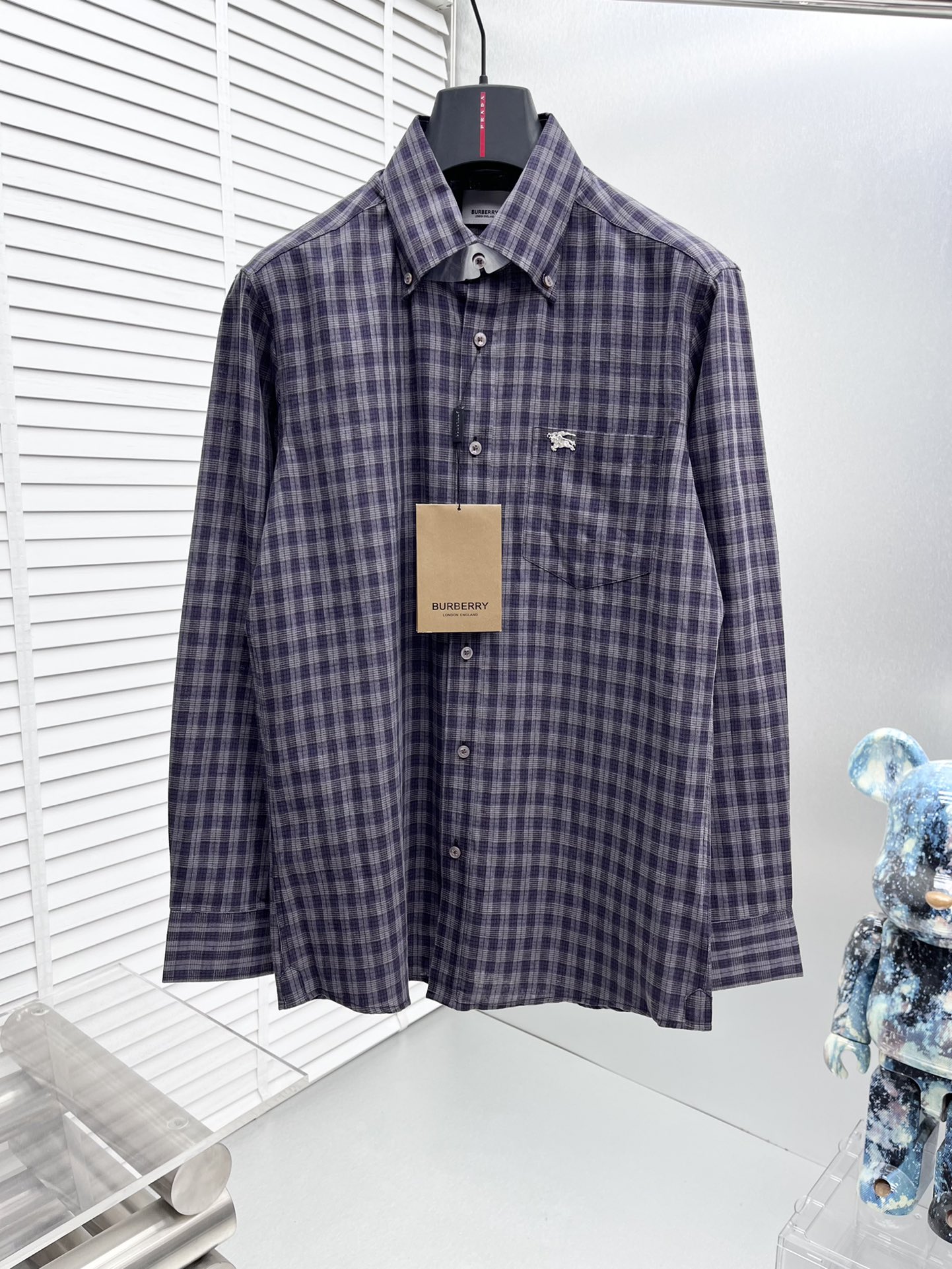 NO:521048,BBR* 2025 new men's shirt, business casual slim shirt!  Proper business and leisure!  Urban business style!  The style and tailoring of the shirt is even more delicate and plastic, and does not require too much primary color decoration. For men, it is their own charm!  Built with imported organic cotton, the style is more crisp and natural, with extremely comfortable touch and excellent fit!  Size M-3xl, Shirts,alexander wang19860909BBR* 2025新款男士衬衫,商务休闲修身款衬衣！ 宜商务 宜休闲！都市商务气质款！ 衬衫的版型剪裁更是精剪塑性,不需要过多的原色装饰,对于男士来说极简便是自身魅力！ 客供进口有机棉打造,更显版型的挺括自然,触感极为舒适,贴身性能绝佳！ 尺码M-3xl,,shirts,alexander wang,Men's clothing