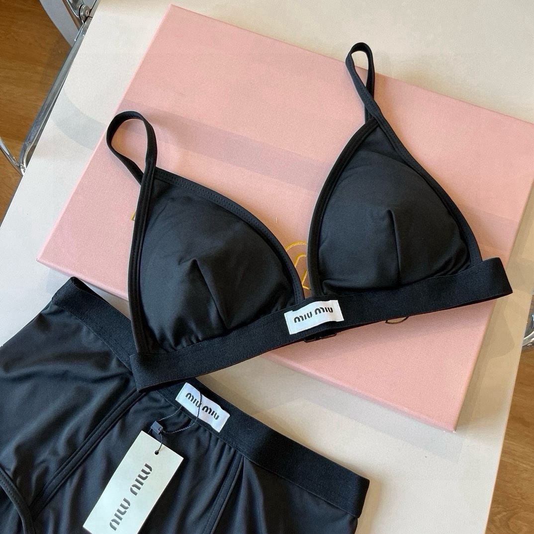 。

miumiu缪缪分体套装新款分体泳衣😍🥰适合多种场景的游泳衣🏊‍♀️海边 游泳池 温泉 水上乐园 