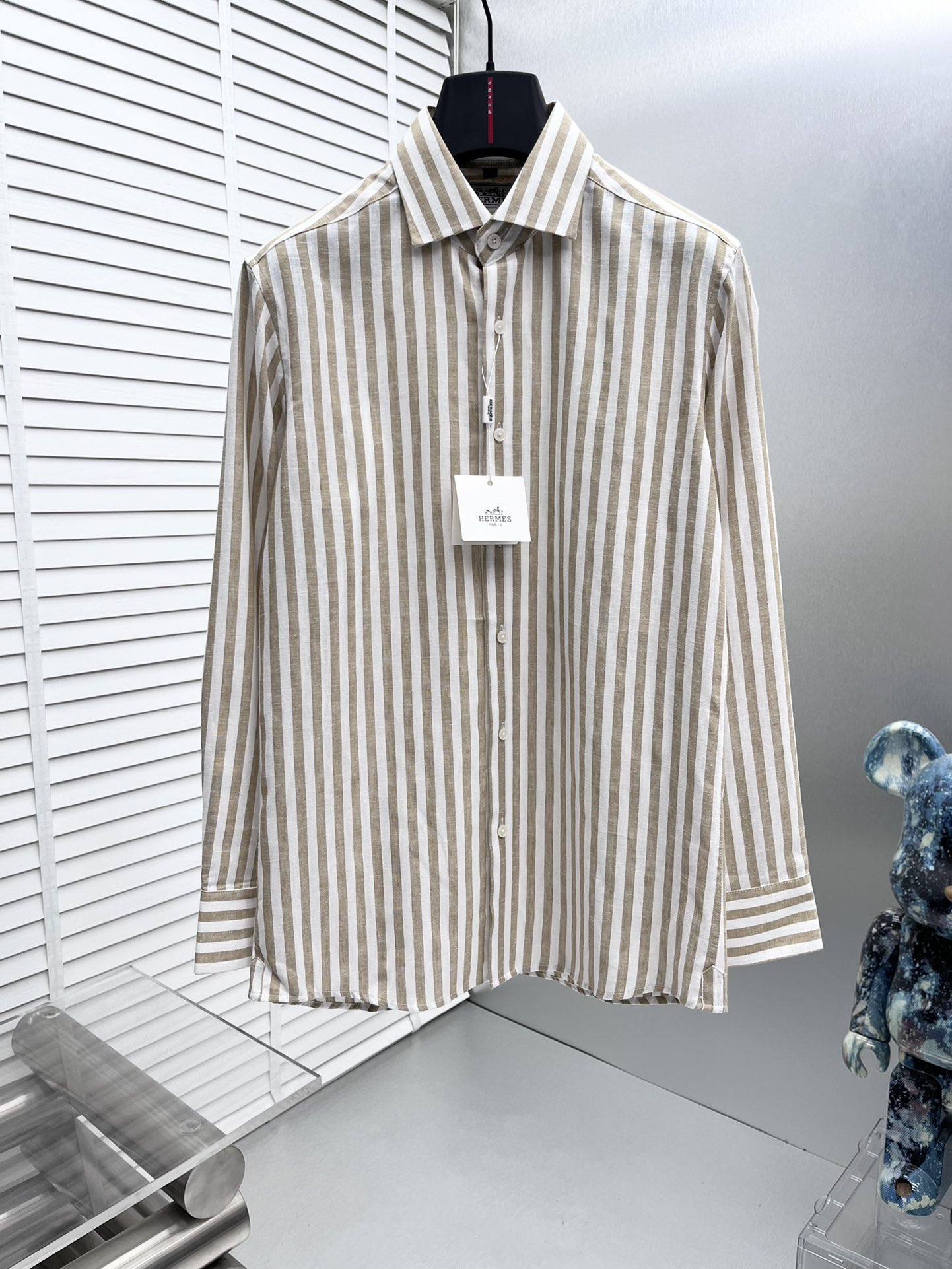 NO:521039,Hermes* 2025 new men's shirt, business casual slim shirt!  Proper business and leisure!  Urban business style!  The style and tailoring of the shirt is even more delicate and plastic, and does not require too much primary color decoration. For men, it is their own charm!  Built with imported organic cotton, the style is more crisp and natural, with extremely comfortable touch and excellent fit!  Size M-3xl, hermes,shirts,alexander wang19860909Hermes* 2025新款男士衬衫,商务休闲修身款衬衣！ 宜商务 宜休闲！都市商务气质款！ 衬衫的版型剪裁更是精剪塑性,不需要过多的原色装饰,对于男士来说极简便是自身魅力！ 客供进口有机棉打造,更显版型的挺括自然,触感极为舒适,贴身性能绝佳！ 尺码M-3xl,,hermes,shirts,alexander wang,Men's clothing