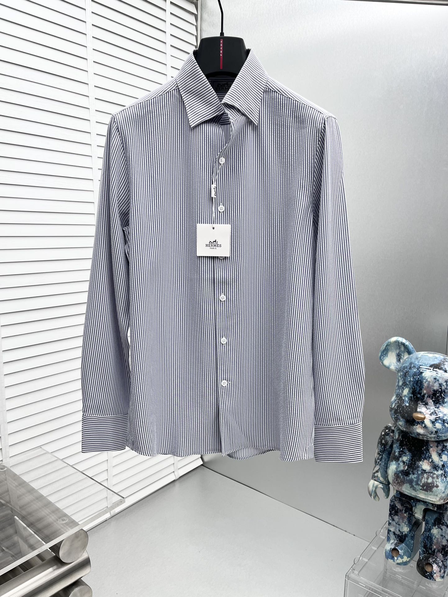 NO:521045,Hermes* 2025 new men's shirt, business casual slim shirt!  Proper business and leisure!  Urban business style!  The style and tailoring of the shirt is even more delicate and plastic, and does not require too much primary color decoration. For men, it is their own charm!  Built with imported organic cotton, the style is more crisp and natural, with extremely comfortable touch and excellent fit!  Size M-3xl, hermes,shirts,alexander wang19860909Hermes* 2025新款男士衬衫,商务休闲修身款衬衣！ 宜商务 宜休闲！都市商务气质款！ 衬衫的版型剪裁更是精剪塑性,不需要过多的原色装饰,对于男士来说极简便是自身魅力！ 客供进口有机棉打造,更显版型的挺括自然,触感极为舒适,贴身性能绝佳！ 尺码M-3xl,,hermes,shirts,alexander wang,Men's clothing