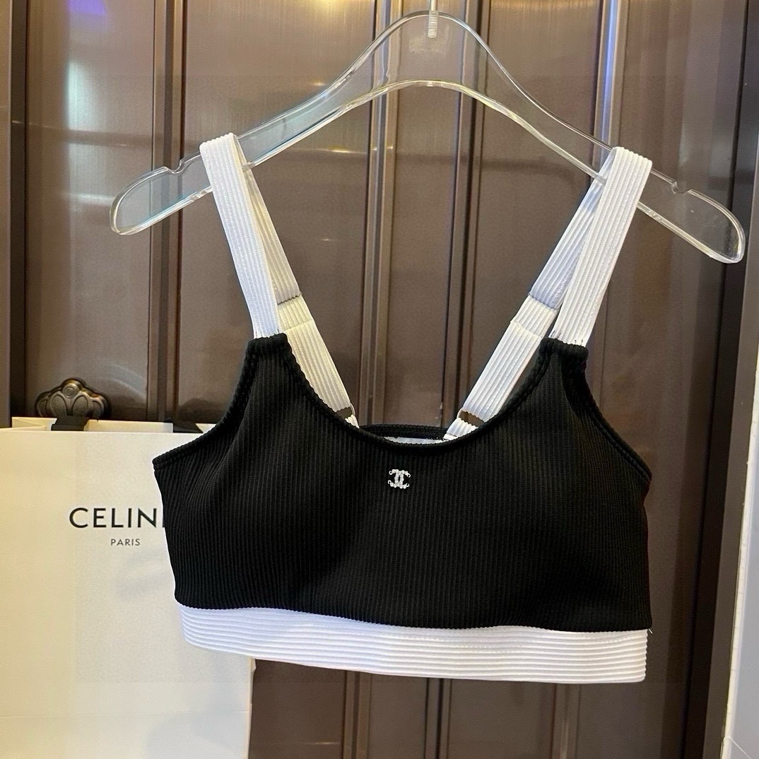 。
Chanel分体套装泳衣👙 上身超级棒！同步各大专柜发售，自然而然呈现时尚感！十分减龄，具有年轻活力
