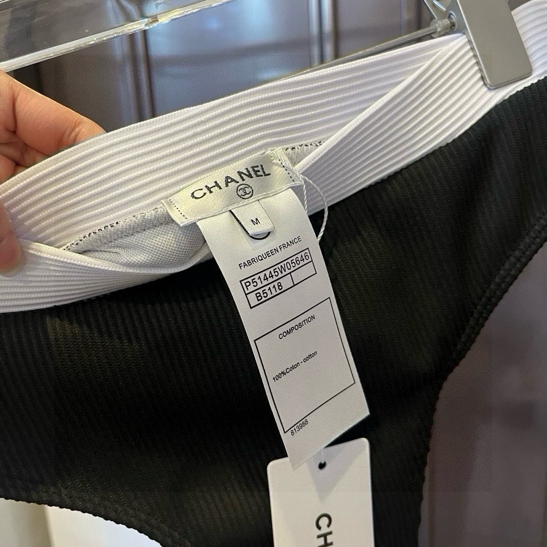 。
Chanel分体套装泳衣👙 上身超级棒！同步各大专柜发售，自然而然呈现时尚感！十分减龄，具有年轻活力