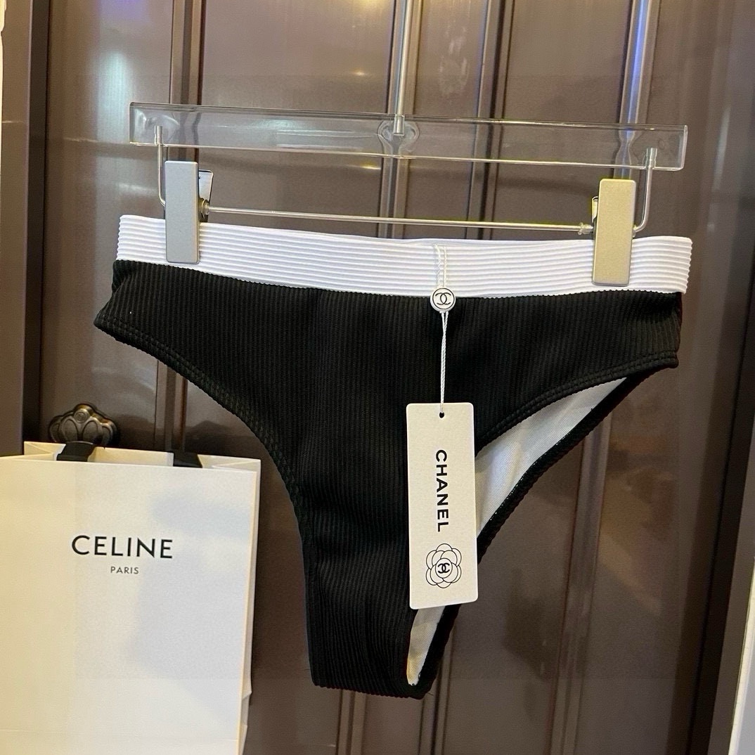 。
Chanel分体套装泳衣👙 上身超级棒！同步各大专柜发售，自然而然呈现时尚感！十分减龄，具有年轻活力