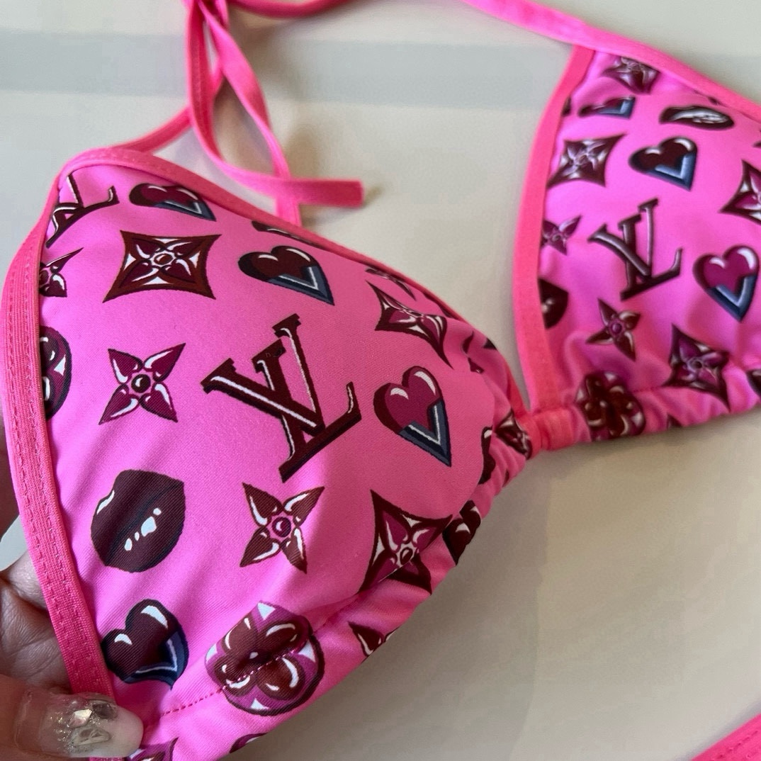 。
LV路易威登官方新款泳衣比基尼👙，高端定制，S M L XL