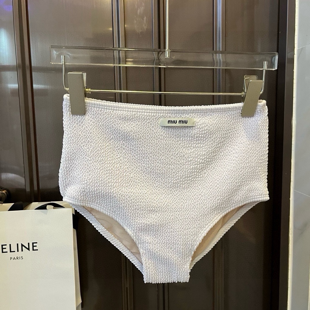 。
缪缪miumiu分体泳衣比基尼😍🥰适合多种场景的游泳衣🏊‍♀️海边 游泳池 温泉 水上乐园 漂流都可